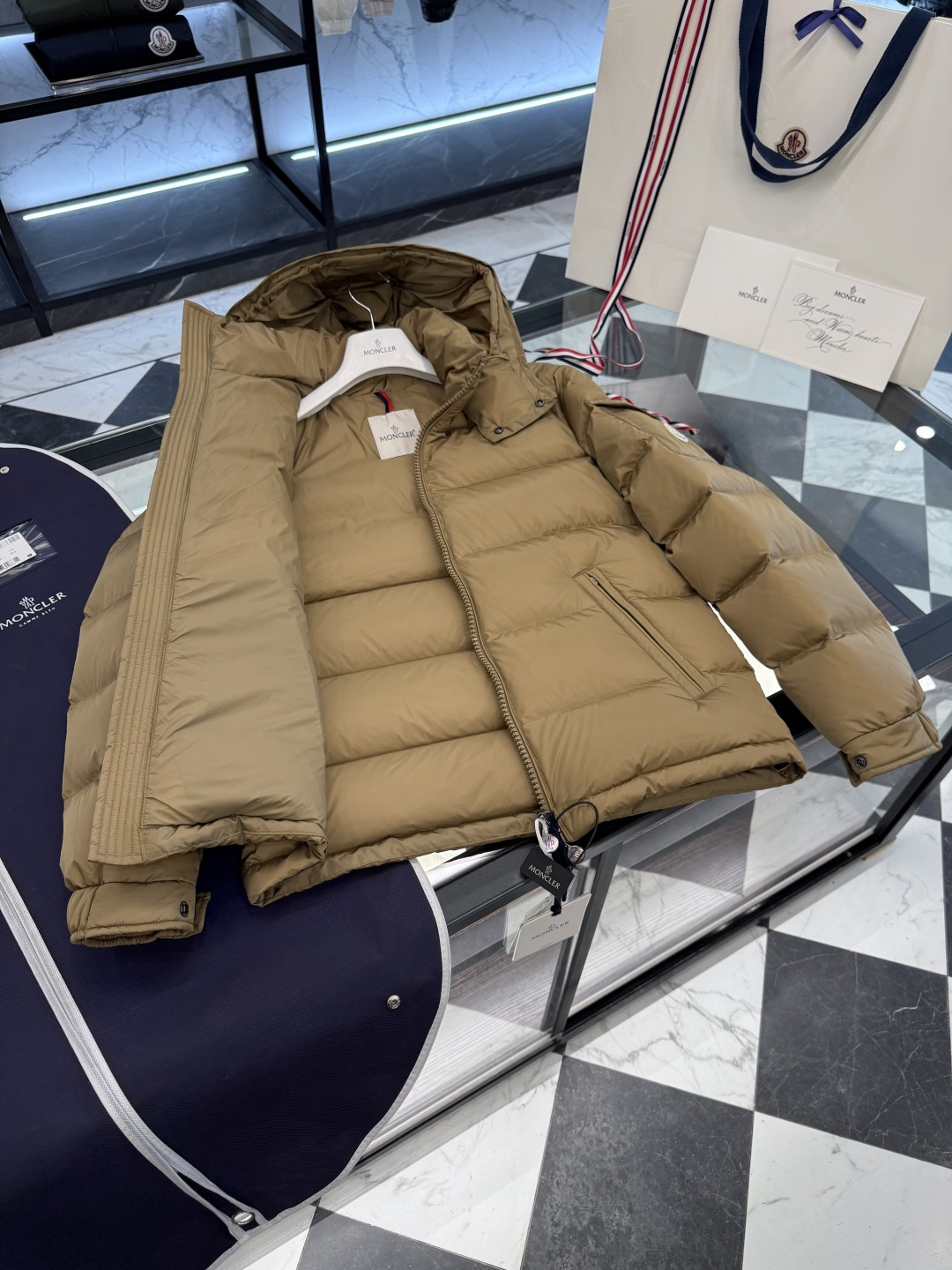 Moncler王牌经典,2025全新上市.Maya(全新科技尼龙)男士哑光短款羽绒夹克外套.限定卡其色.