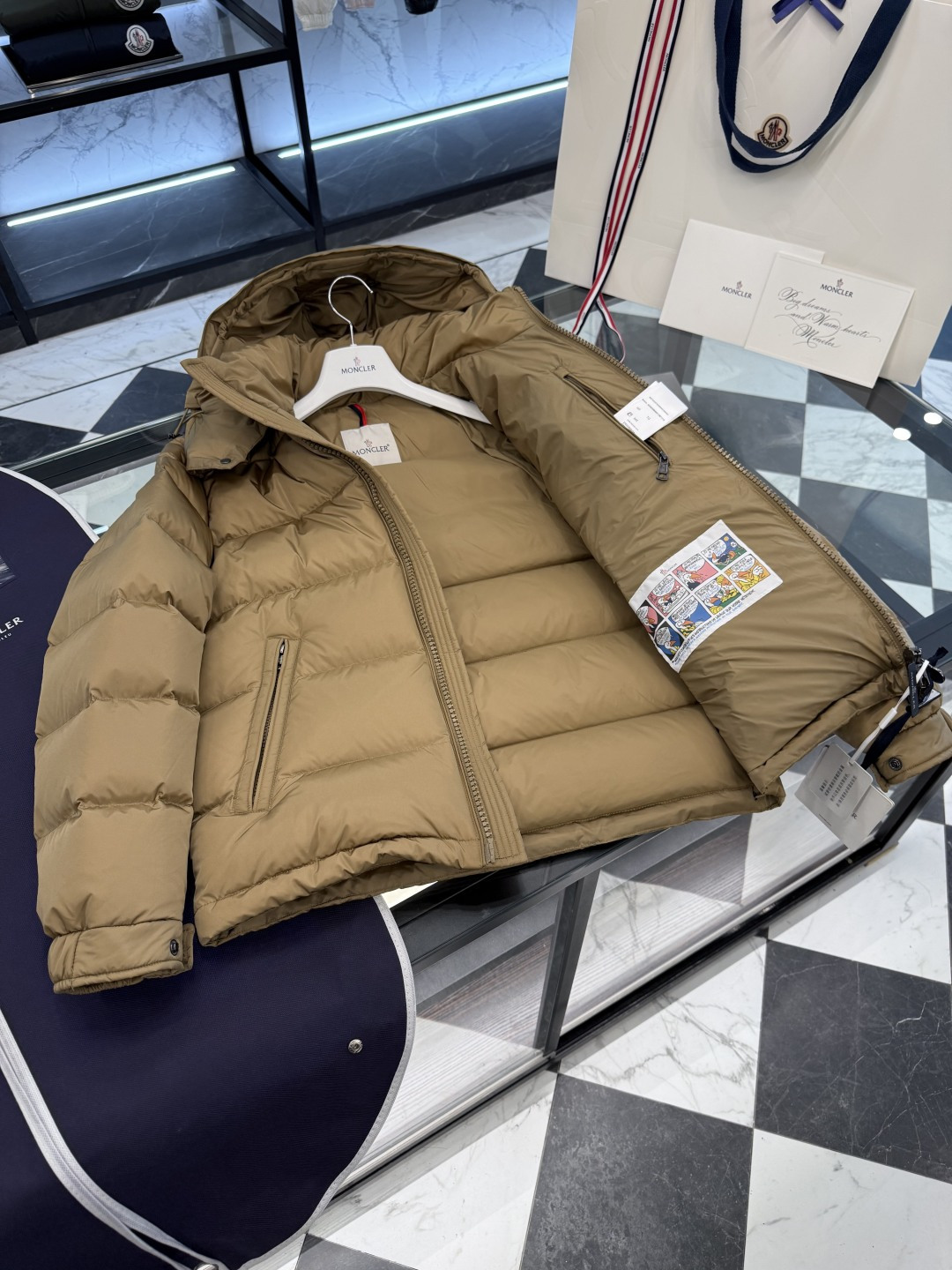 Moncler王牌经典,2025全新上市.Maya(全新科技尼龙)男士哑光短款羽绒夹克外套.限定卡其色.