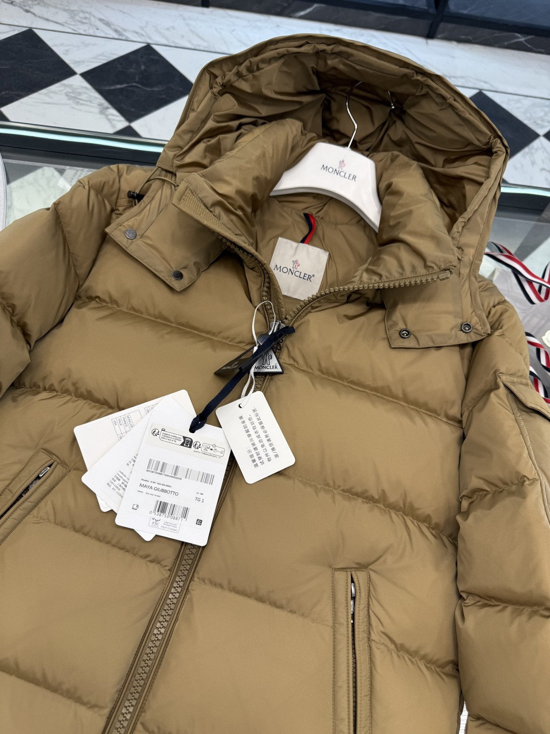 Moncler王牌经典,2025全新上市.Maya(全新科技尼龙)男士哑光短款羽绒夹克外套.限定卡其色.