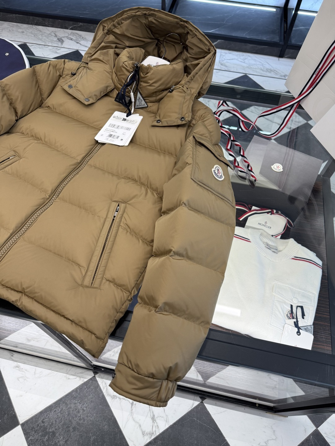 Moncler王牌经典,2025全新上市.Maya(全新科技尼龙)男士哑光短款羽绒夹克外套.限定卡其色.