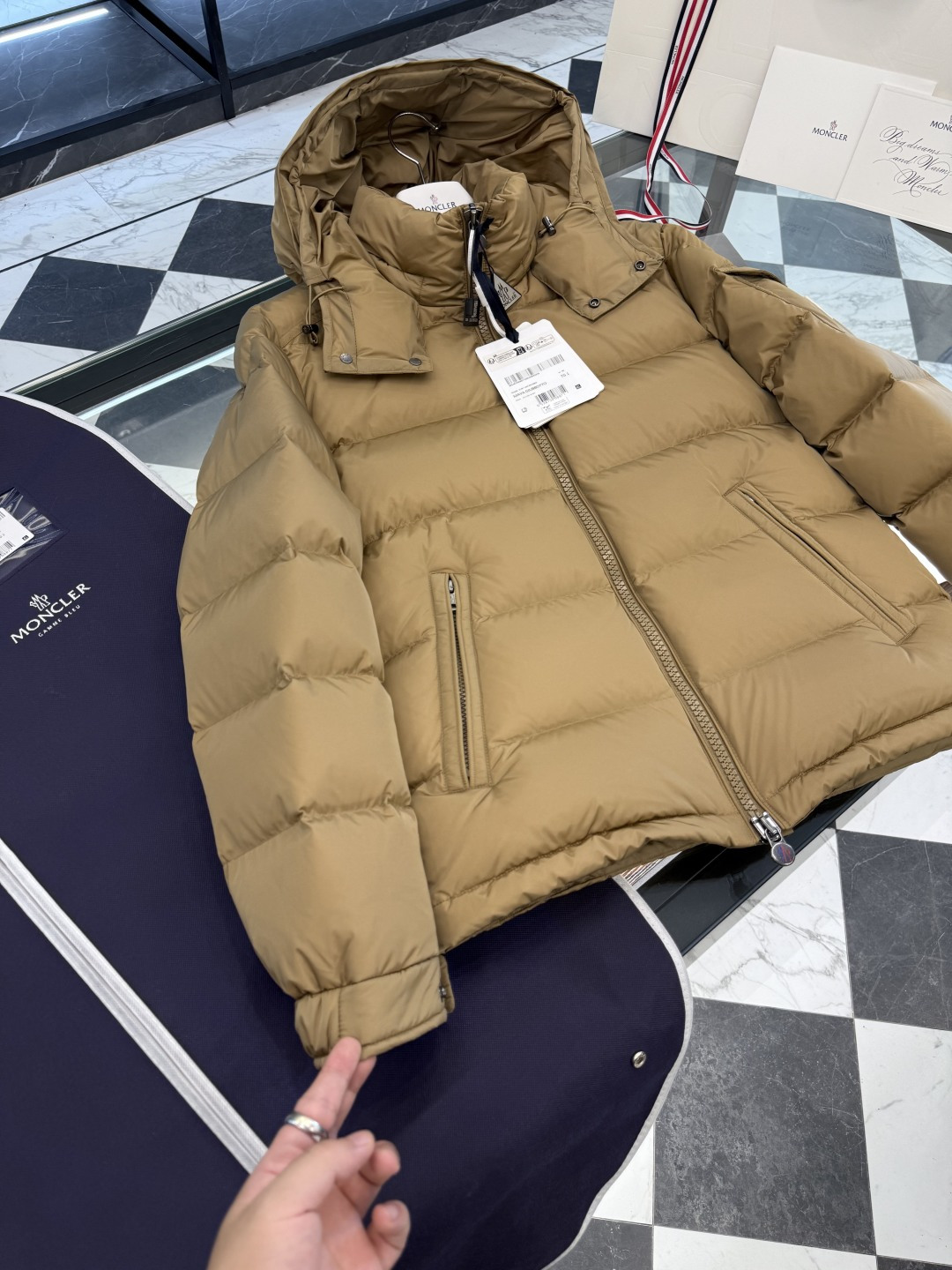 Moncler王牌经典,2025全新上市.Maya(全新科技尼龙)男士哑光短款羽绒夹克外套.限定卡其色.