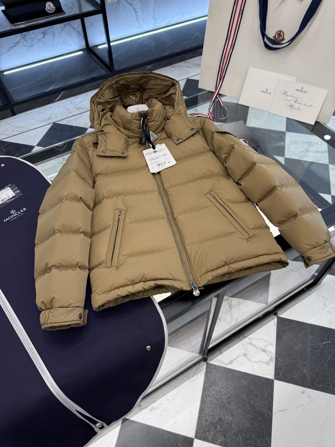 Moncler王牌经典,2025全新上市.Maya(全新科技尼龙)男士哑光短款羽绒夹克外套.限定卡其色.