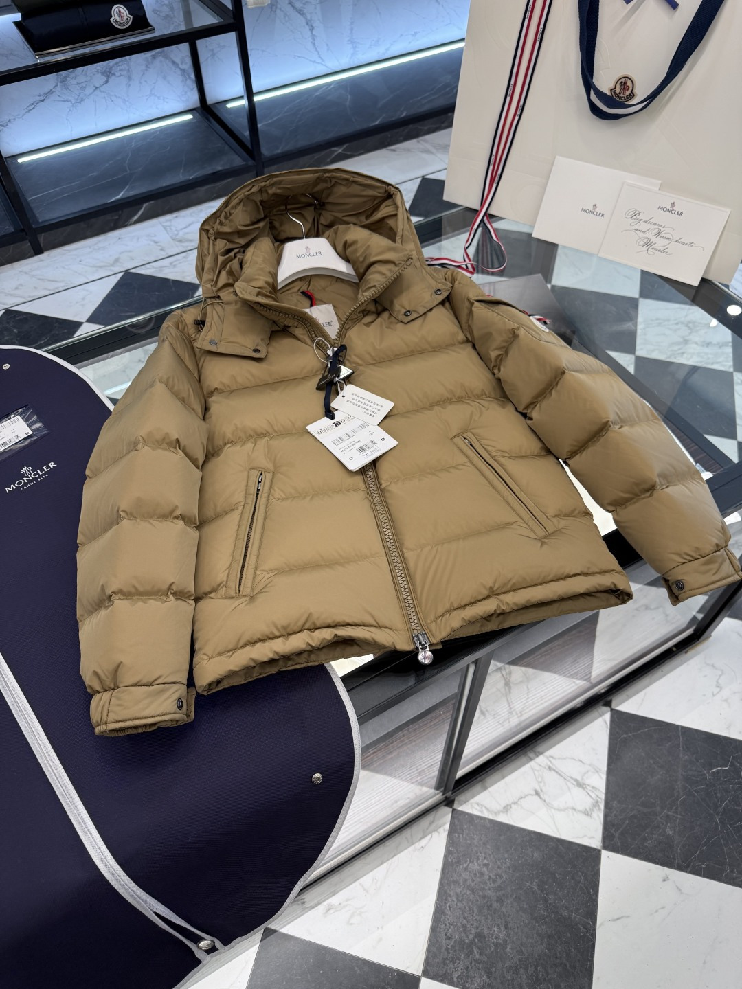 Moncler王牌经典,2025全新上市.Maya(全新科技尼龙)男士哑光短款羽绒夹克外套.限定卡其色.