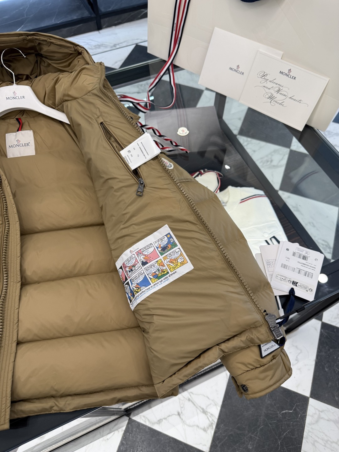 Moncler王牌经典,2025全新上市.Maya(全新科技尼龙)男士哑光短款羽绒夹克外套.限定卡其色.