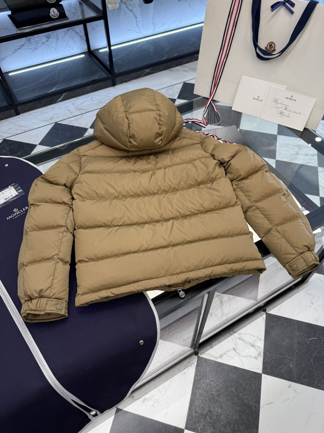 Moncler王牌经典,2025全新上市.Maya(全新科技尼龙)男士哑光短款羽绒夹克外套.限定卡其色.