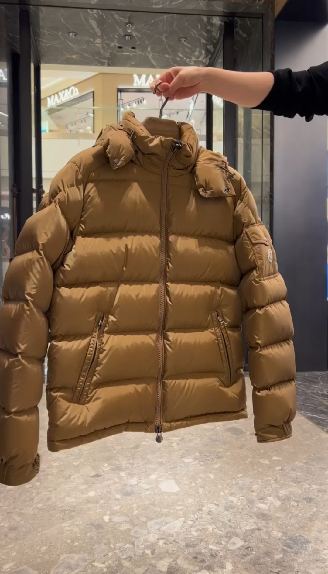 Moncler王牌经典,2025全新上市.Maya(全新科技尼龙)男士哑光短款羽绒夹克外套.限定卡其色.