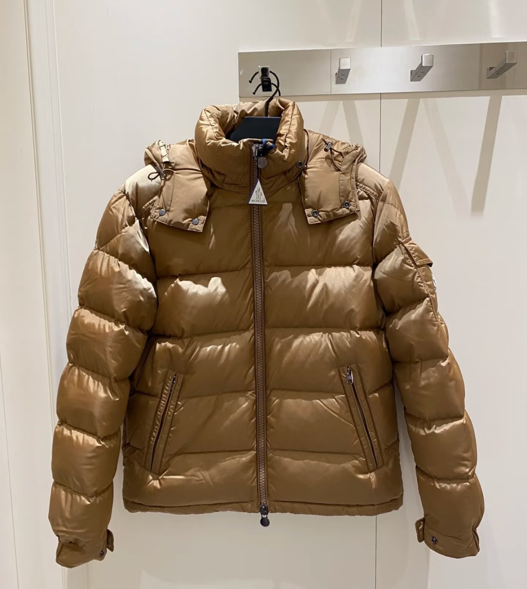 Moncler王牌经典,2025全新上市.Maya(全新科技尼龙)男士哑光短款羽绒夹克外套.限定卡其色.