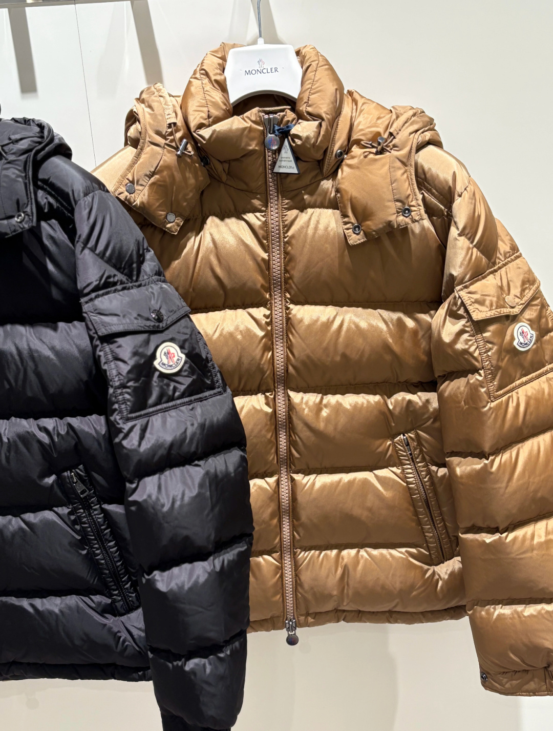 Moncler王牌经典,2025全新上市.Maya(全新科技尼龙)男士哑光短款羽绒夹克外套.限定卡其色.