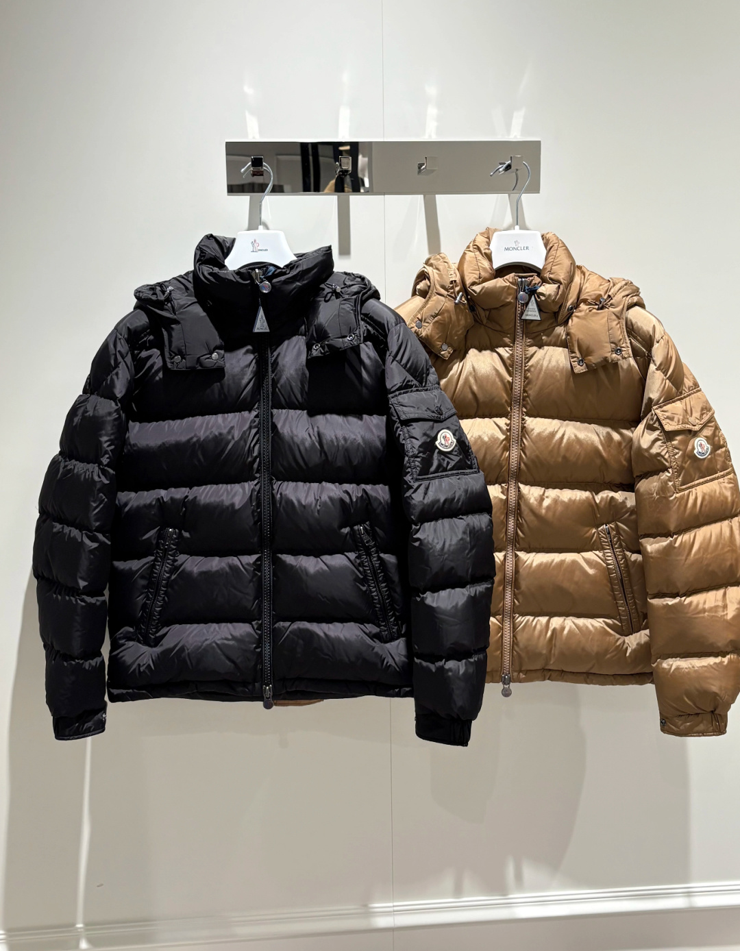 Moncler王牌经典,2025全新上市.Maya(全新科技尼龙)男士哑光短款羽绒夹克外套.限定卡其色.