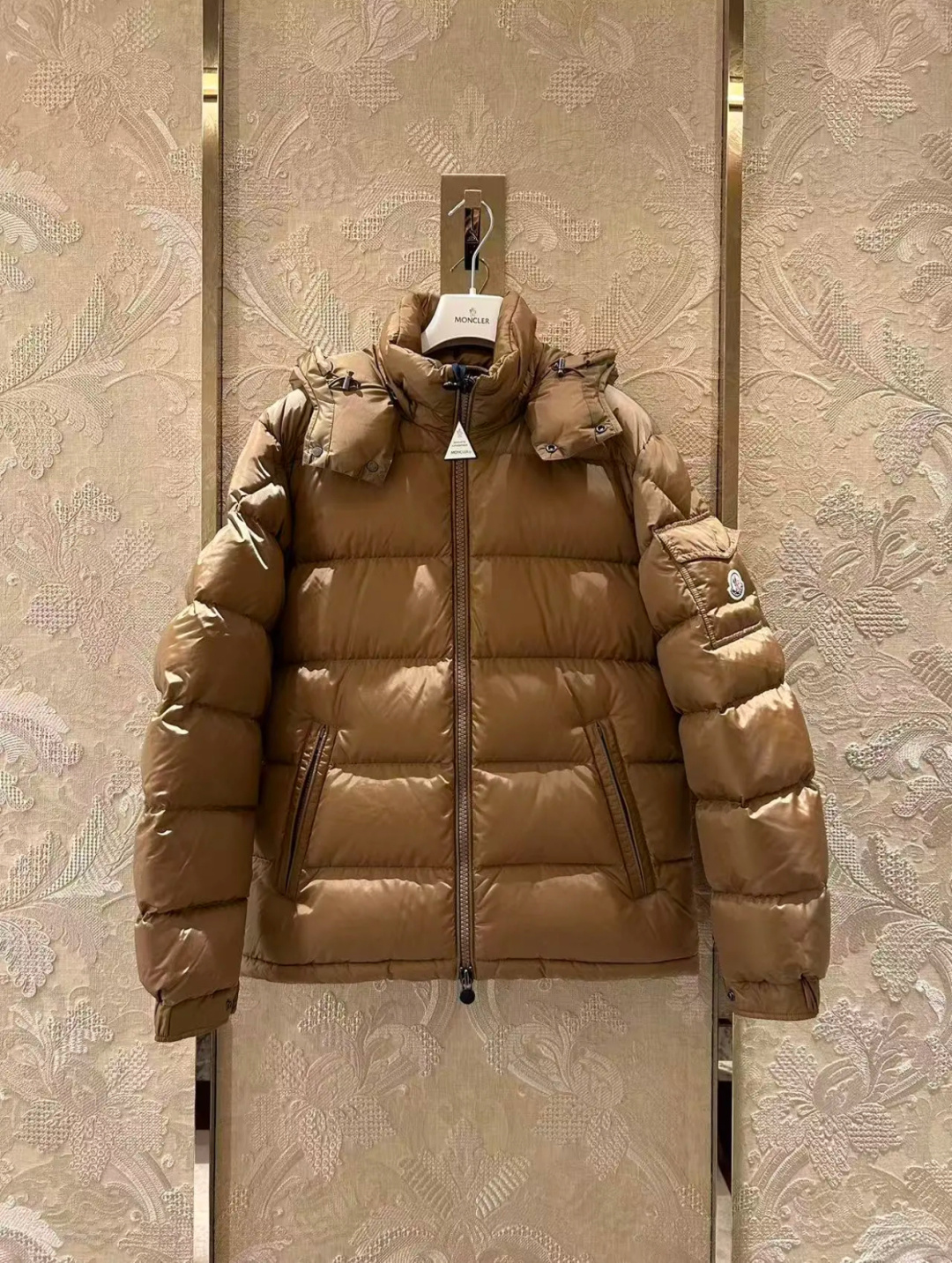 Moncler王牌经典,2025全新上市.Maya(全新科技尼龙)男士哑光短款羽绒夹克外套.限定卡其色.