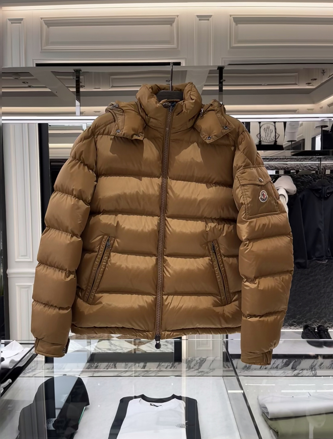 Moncler王牌经典,2025全新上市.Maya(全新科技尼龙)男士哑光短款羽绒夹克外套.限定卡其色.