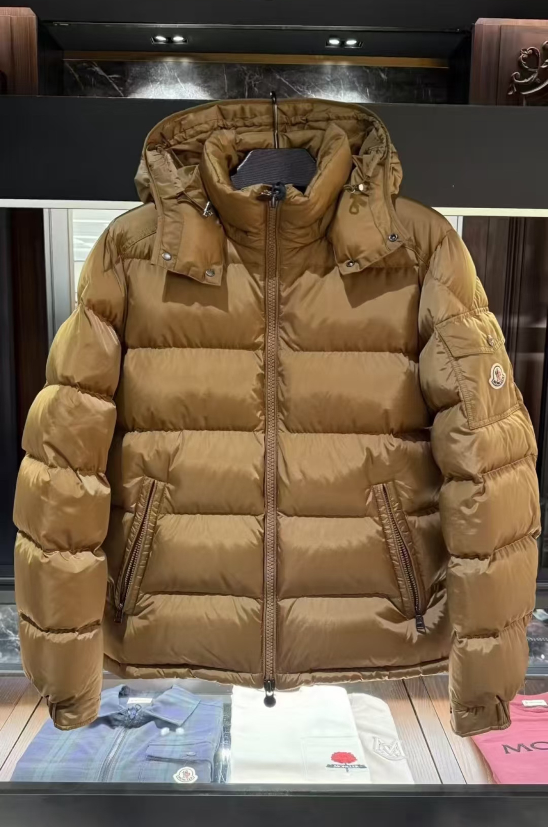 Moncler王牌经典,2025全新上市.Maya(全新科技尼龙)男士哑光短款羽绒夹克外套.限定卡其色.