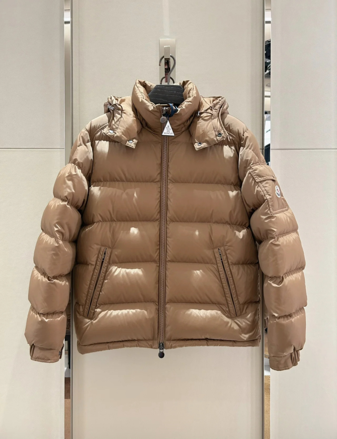 Moncler王牌经典,2025全新上市.Maya(全新科技尼龙)男士哑光短款羽绒夹克外套.限定卡其色.