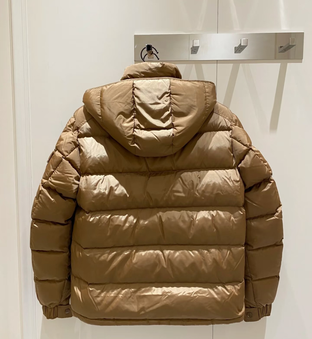 Moncler王牌经典,2025全新上市.Maya(全新科技尼龙)男士哑光短款羽绒夹克外套.限定卡其色.