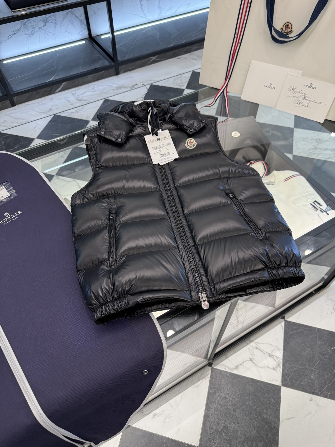 NO:683255,Moncler Bormes (trading company channel order) men's hooded down vest. More details, real shots.,,down jacket,hats,19860909Moncler Bormes(贸易公司渠道订单)男士连帽羽绒马甲.更多细节实拍.,,down jacket,hats,,Men's clothing