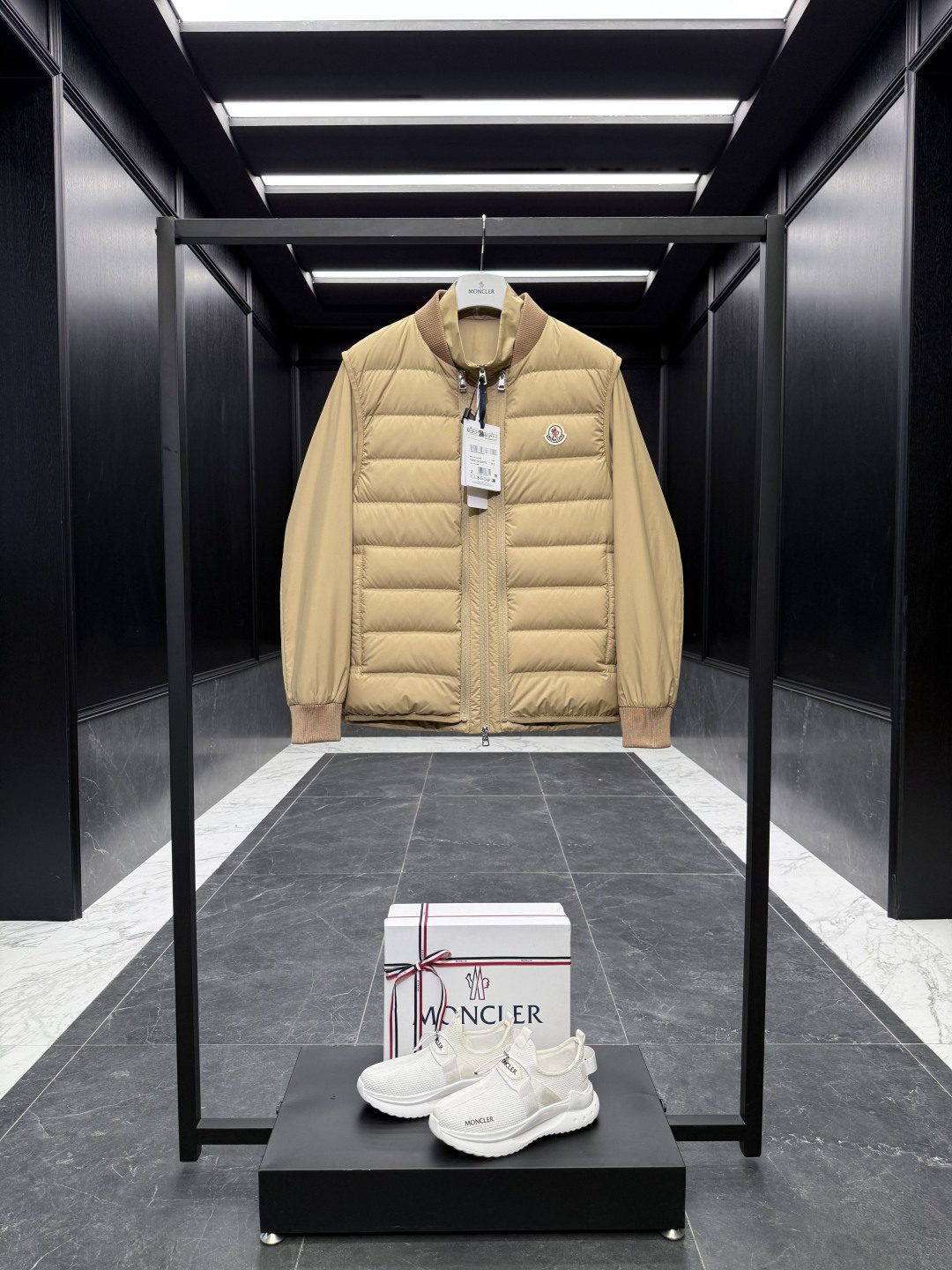 NO:628778,Special down Moncler Verney men's three-in-one short down jacket. Original purchase and development. Goose down filling. Original replacement fabric. Unconventional version in the market. Comes standard with a full set of counter gift box packaging. (original airplane box, original shopping bag, original dust cover, original hanger, original thank you card, original ribbon, upgraded original oversized magnetic gift box.) Verney men's short down jacket adopts a three-in-one design and is equipped with a detachable down vest.  Verney's 3-in-1 design is functional. It's short and features a detachable down vest that can be layered or worn separately. Made of polyester with a lightweight jacket inside, the down vest features classic checkered quilting. Details Made of polyester Polyester lining Detachable down vest with grosgrain trim Zipper closure Zippered pockets Rib knit trim Size1-5 Black/khaki  D00730,,Moncler,jackets & coats,jackets & coats,down jacket,alexander wang19860909特级羽绒Moncler盟可睐 Verney男士三合一短款羽绒夹克外套.原版购入开发.鹅绒填充.原厂替换面料.非市场常规版本. 标配全套柜台礼盒包装.（原版飞机盒,原版购物袋,原版防尘罩,原版衣架,原版感谢卡,原版丝带,升级原版超大磁吸礼盒.） Verney男士短款羽绒夹克采用三合一设计,配有可拆卸羽绒马甲. Verney采用三合一设计,功能实用.短款设计,配有可拆卸羽绒马甲,两件衣服可叠搭或单独穿着.采用聚酯纤维面料制成,内层为轻盈夹克,羽绒马甲饰有经典方格块绗缝. 详情 采用聚酯纤维面料制成 聚酯纤维衬里 可拆卸羽绒马甲,点缀罗缎饰边 拉链开合 拉链口袋 罗纹针织饰边 Size1-5 黑色/卡其 D00730,,Moncler,jackets & coats,jackets & coats,down jacket,alexander wang,Men's clothing