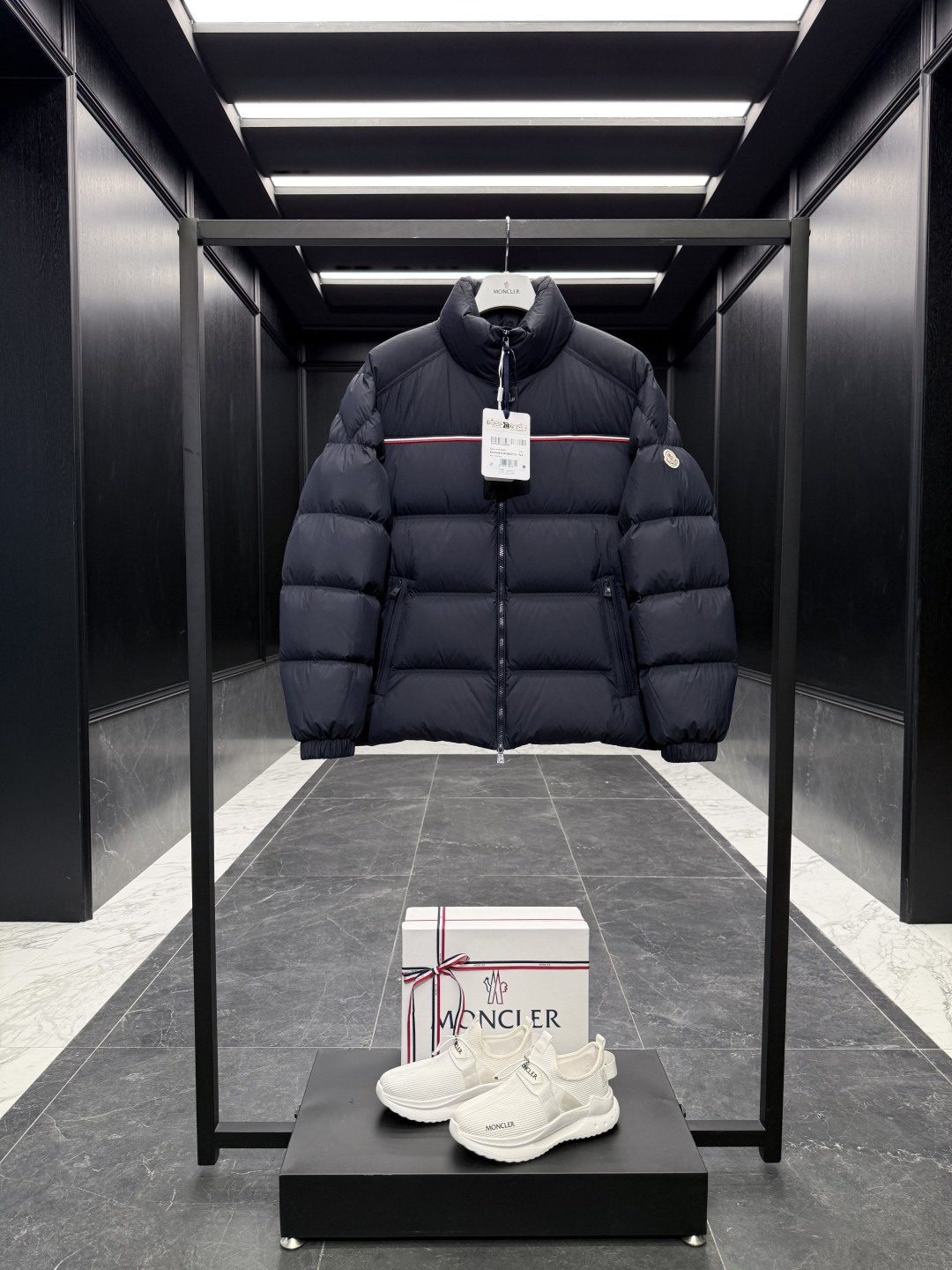 NO:600395,Special down Moncler 2025 new Bouvaque striped embroidery stand collar down jacket. Original purchase and development. 90 white duck down filling. Original replacement fabric and original matching hardware. Comes standard with a full set of counter gift box packaging. (original machine box, original shopping bag, original dust-proof grass, original hanger, original thank you card, original ribbon, upgraded original oversized magnetic gift box.)  The Bouvaque men's short down jacket combines sportiness with timeless style with signature striped details of the season. The Bouvaque down jacket is made from micro chic fabric and has a tough square shape that reflects Moncler's sporty spirit. This short down jacket is embroidered with three-color stripes on the top for a seasonal interpretation of the brand's logo. Details Made from micro chic nylon Micro chic nylon lining Filled down Stand collar Zipper closure Zipper pockets Stretch elastic cuffs  Straight hem. Garment embellished with three-color embroidery. Size: 1-5 black/navy blue/white D00830,,jackets & coats,down jacket,alexander wang19860909特级羽绒Moncler 2025新款Bouvaque条纹刺绣立领羽绒服.原版购入开发.90白鸭绒填充.原厂替换面料原厂配套五金. 标配全套柜台礼盒包装.（原版机盒,原版购物袋,原版防尘草,原版衣架,原版感谢卡,原版丝带,升级原版超大磁吸礼盒.） Bouvaque男士短款羽绒夹克饰有季节标志性条纹细节,融合运动精神与隽永风格. Bouvaque羽绒夹克采用micro chic面料制成,硬朗方形造型设计,彰显Moncler的运动精神.这款短款羽绒服的衣上饰有三色条纹刺绣,以季节风格演绎品牌标志. 详情 采用micro chic尼龙面料制成 Micro chic尼龙衬里 填充羽绒 立领 拉链开合 拉链口袋 弹力松紧袖口 直筒下摆 衣服点缀三色饰边刺绣 Size: 1-5 黑色/海军蓝/白色 D00830,,jackets & coats,down jacket,alexander wang,Men's clothing
