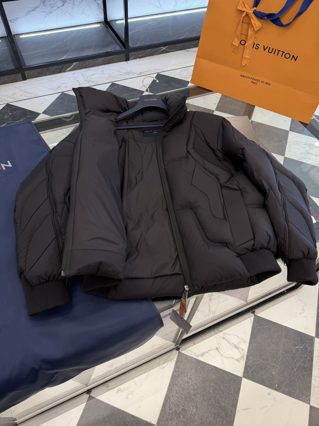 羽绒服 特级羽绒⬆️ Louis Vuitton Lv2025全新重工机甲风立领羽绒外套.鹅绒填充.极致