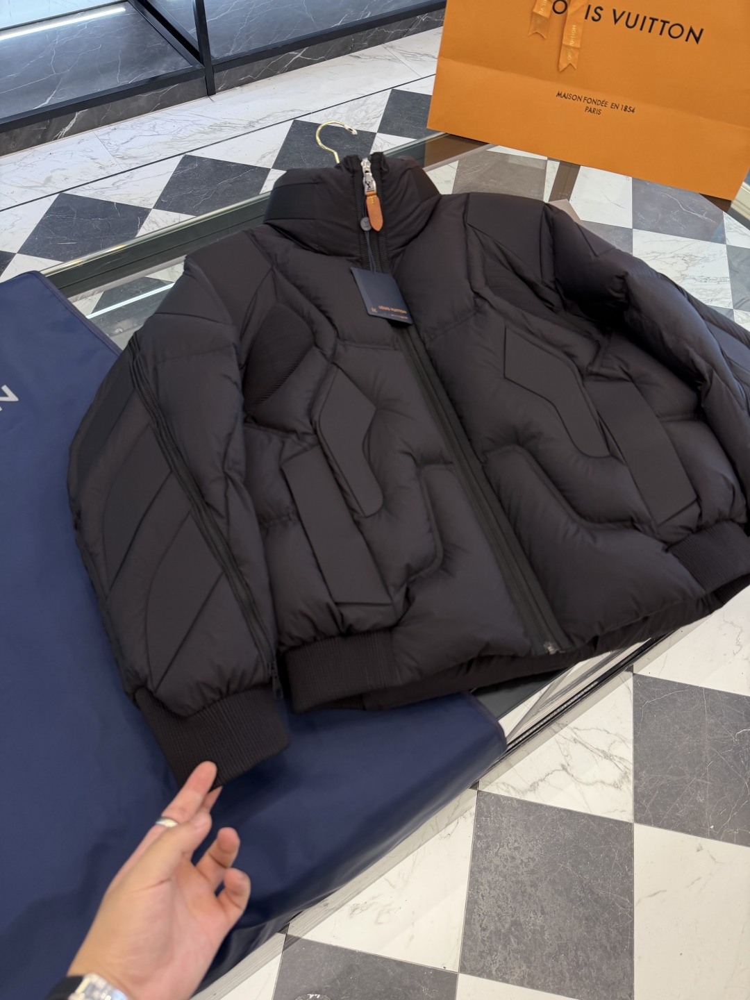 羽绒服 特级羽绒⬆️ Louis Vuitton Lv2025全新重工机甲风立领羽绒外套.鹅绒填充.极致