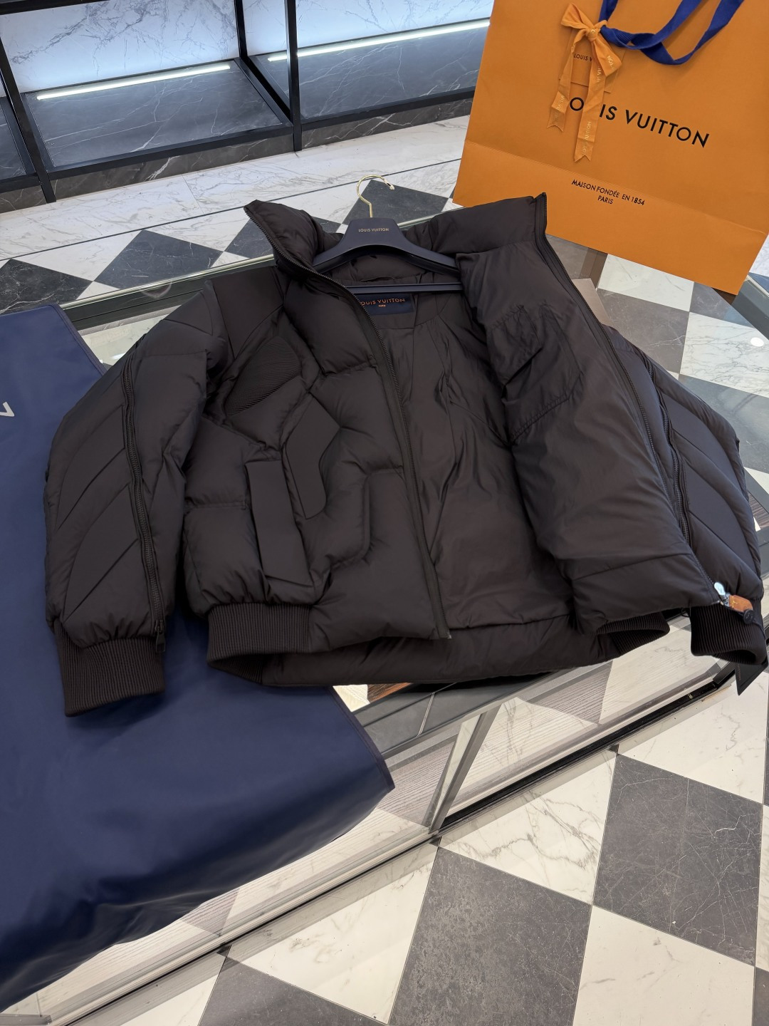 羽绒服 特级羽绒⬆️ Louis Vuitton Lv2025全新重工机甲风立领羽绒外套.鹅绒填充.极致