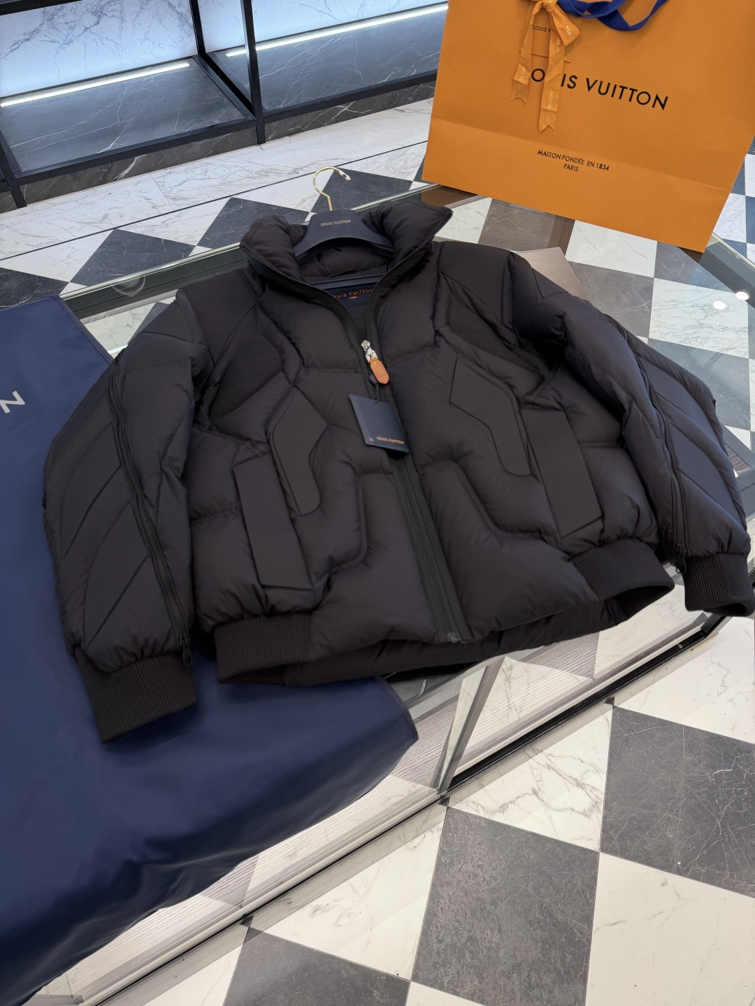 羽绒服 特级羽绒⬆️ Louis Vuitton Lv2025全新重工机甲风立领羽绒外套.鹅绒填充.极致