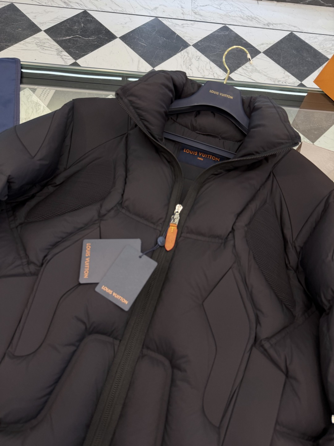 羽绒服 特级羽绒⬆️ Louis Vuitton Lv2025全新重工机甲风立领羽绒外套.鹅绒填充.极致