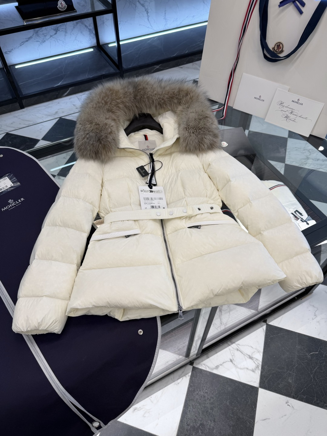 NO:600400,The original Moncler Boed (whole fox fur collar imported from Finland) was purchased and developed in Milan. Compare across the entire network. If you lose, it will be given to you for free. The classic fox fur collar is not environmentally friendly artificial fur. More details are taken in real photos.,,alexander wang19860909Moncler Boed (芬兰进口整条狐狸毛领)原版米兰购入开发.全网对比.输了白送你.经典狐狸毛领非环保人造毛.更多细节实拍.,,alexander wang,Men's clothing