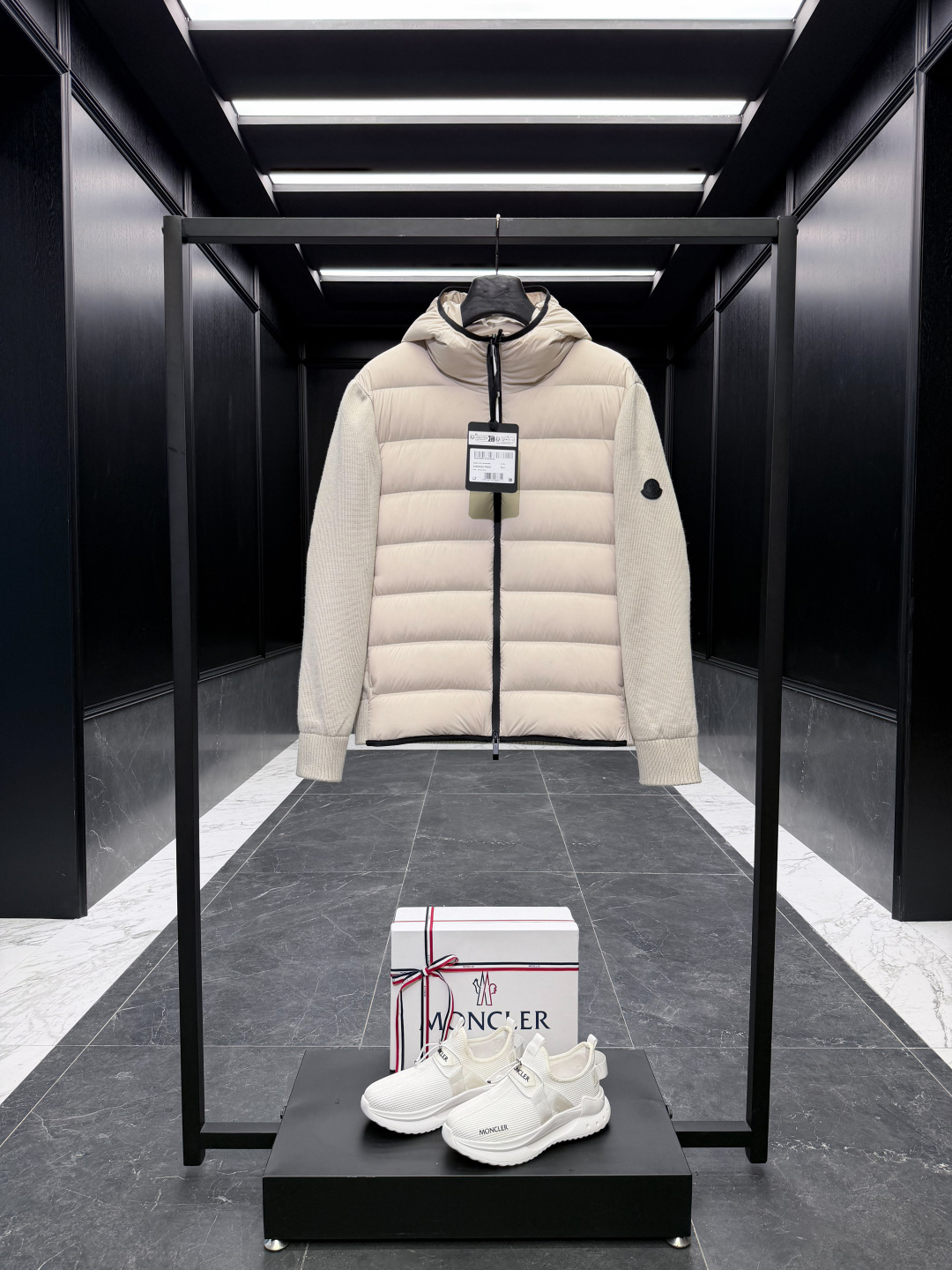 NO:647595,Special-grade down Moncler Cardigan Tricot1001 light hooded padded wool cardigan down jacket. Special-grade goose down filling ten original factory replacement fabrics and original matching hardware. The tag barcode is complete and consistent with the official website. The tag has built-in NFC electronic induction anti-counterfeiting. Supports multiple anti-counterfeiting verifications.  Comes standard with a full set of counter gift box packaging. (original airplane box, original shopping bag, original dust-proof grass, original hanger, original thank you card, original ribbon, upgraded original oversized magnetic gift box.) This men's down cardigan is made of soft wool blend fabric and can be worn as a jacket when the weather is milder. The men's down jacket adopts a streamlined aesthetic design, inspired by the simple lines of classic fashion in the 1990s. The zipper opening is embellished with logo lettering.  The timeless silhouette of this padded wool cardigan is complemented by a modern quilted pattern. A timeless design in a classic silhouette, it's filled with warm down and can be worn as an outer layer in milder seasons. Details Made from wool blend and nylon extra leger Filled down Zip closure Zippered pockets Logo patch Logo lettering at zipper closure Size: 1-5 Black/Off-White D00680,,jackets &  coats,down jacket,hats,alexander wang19860909特级羽绒Moncler Cardigan Tricot1001轻薄连帽加衬羊毛开衫羽绒外套.特级鹅绒填充十原厂替换面料原厂配套五金.吊牌条码款号齐全,对应官网一致.吊牌内置 NFC电子感应防伪.支持多重防伪验证. 标配全套柜台礼盒包装.（原版飞机盒,原版购物袋,原版防尘草,原版衣架,原版感谢卡,原版丝带,升级原版超大磁吸礼盒.） 此款男士羽绒开衫采用柔软的羊毛混纺面料制成,在天气较温和时可作为外套穿着.男士羽绒外套采用流线型美学设计,灵感源自90年代经典时尚的简洁线条.拉链开合处点缀标识字样. 此款加衬羊毛开衫的隽永廓形与现代绗缝图案相得益彰.经典款型彰显隽永设计,填充温暖羽绒,在较温和的季节可作为外套穿着. 详情 采用羊毛混纺面料和 nylon extra leger 面料制成 填充羽绒 拉链开合 拉链口袋 标识贴片 拉链开合处点缀标识字样 Size:1-5 黑色/米白 D00680,,jackets & coats,down jacket,hats,alexander wang,Men's clothing