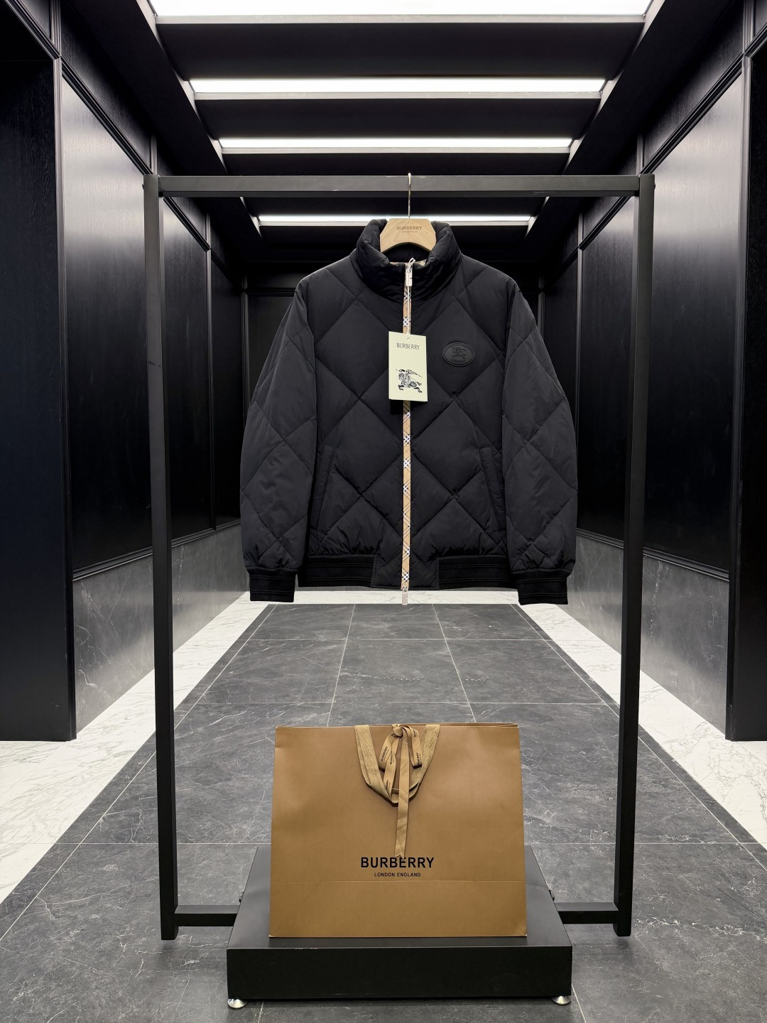 NO:597095,Premium down Burberry/Burberry.277 plaid plaid placket, plaid stitching stand-up collar down jacket. Goose down filling original matching hardware. Standard suit storage bag, original oversized tote bag on the counter, solid wood hanger, airplane box. Product Description Quilted stand-up collar down jacket with classic plaid decorative placket, both warm and breathable. Presents a regular fit, lined with Burberry decoration  Plaid. New silicone letter logo war horse logo. – Two-way zipper closure – Taped plaid placket – Side magnetic button pockets – Rib knitted cuffs – Burberry letter embroidered logo on the back neckline – Burberry plaid lining – Regular fit, standard size, please choose your normal size. Size48-56 (M-3XL) Black/khaki D00730,,burberry,jackets &  coats,jackets & coats,down jacket,business suit,alexander wang19860909特级羽绒Burberry/博柏利.277格纹饰带门襟,格纹缝线立领羽绒夹克外套.鹅绒填充原厂配套五金. 标配西装收纳袋,柜台原版超大手提袋,实木衣架,飞机盒. 商品描述 绗缝立领羽绒夹克外套,经典格纹装饰门襟,兼具保暖性与透气性.呈现常规版型,内衬装饰 Burberry 格纹.全新硅胶字母logo战马标识. – 双向拉链开合 – 压胶格纹门襟 – 侧面磁吸扣口袋 – 罗纹针织袖口 – 后领口饰有Burberry字母刺绣徽标 – Burberry 格纹内衬 – 常规版型,尺码标准,请选择平时正常尺码. Size48-56（M-3XL) 黑色/卡其 D00730,,burberry,jackets & coats,jackets & coats,down jacket,business suit,alexander wang,Men's clothing