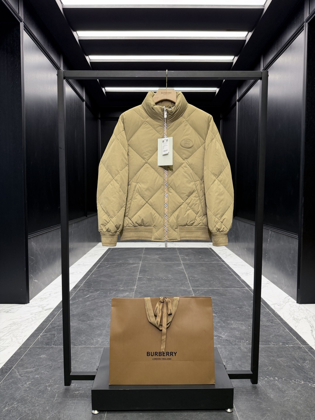 NO:597097,Special down Burberry/Burberry.277 plaid plaid placket, plaid stitching stand-up collar down jacket. White duck down filling original matching hardware. Standard suit storage bag, original oversized counter tote bag, solid wood hanger, airplane box. Product Description Quilted stand-up collar down jacket with classic plaid decorative placket, both warmth and breathability. Presents a regular fit, lined with Burberry decoration  Plaid. New silicone letter logo war horse logo. – Two-way zipper closure – Taped plaid placket – Side magnetic button pockets – Rib knitted cuffs – Burberry letter embroidered logo on the back neckline – Burberry plaid lining – Regular fit, standard size, please choose your normal size. Size48-56 (M-3XL) Black/khaki D00730,,burberry,jackets &  coats,jackets & coats,down jacket,business suit,alexander wang19860909特级羽绒Burberry/博柏利.277格纹饰带门襟,格纹缝线立领羽绒夹克外套.白鸭绒填充原厂配套五金. 标配西装收纳袋,柜台原版超大手提袋,实木衣架,飞机盒. 商品描述 绗缝立领羽绒夹克外套,经典格纹装饰门襟,兼具保暖性与透气性.呈现常规版型,内衬装饰 Burberry 格纹.全新硅胶字母logo战马标识. – 双向拉链开合 – 压胶格纹门襟 – 侧面磁吸扣口袋 – 罗纹针织袖口 – 后领口饰有Burberry字母刺绣徽标 – Burberry 格纹内衬 – 常规版型,尺码标准,请选择平时正常尺码. Size48-56（M-3XL) 黑色/卡其 D00730,,burberry,jackets & coats,jackets & coats,down jacket,business suit,alexander wang,Men's clothing