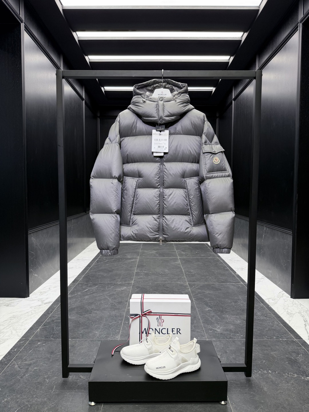 NO:612244,Moncler Couyere - Extra-grade down Moncler Couyere (hooded, removable, variable stand-up collar jacket) men's hooded short down jacket. Forgive me for being so late. I haven't found a finished fabric on the market that satisfies me. It took a long time to customize the original replacement fabric. Original purchase and development. Duck down filling. The barcode is complete for every year and corresponds to the official website. The tag has built-in NFC electronic induction anti-counterfeiting. Supports multiple anti-counterfeiting verifications.  Comes standard with a full set of counter gift box packaging. (original airplane box, original shopping bag, original dust-proof grass, original hanger, original thank you card, original ribbon, upgraded original oversized magnetic gift box.) The Couyere short down jacket is durable and practical, provides functional warmth and care, and accompanies you to meet challenges. Product details  The Couyere is a durable down jacket made from a durable and practical fine fabric that is both drill-proof and functional. The short length offers a sculpted silhouette and padded pockets add a modern touch. Signature patch pockets on the sleeves pay homage to the classic Moncler Maya down jacket. Details Made of fine ripstop fabric Fine fabric lining Filled with down Detachable and adjustable hood Zip closure Zippered pockets Sleeve pockets with snap buttons Elastic cuffs  Drawstring hem Size1-5 black/grey/red D00800,,Moncler,jackets & coats,jackets & coats,down jacket,hats,alexander wang19860909蒙口-特级羽绒Moncler Couyere(连帽可脱卸.可变立领夹克)男士连帽短款羽绒夹克外套.原谅我晚来了许久.市面成品面料没有找到令我满意的.定制原厂替换面料耽误了许久时间.原版购入开发.鸭绒填充.条码跨年齐全,对应官网一致.吊牌内置NFC电子感应防伪.支持多重防伪验证. 标配全套柜台礼盒包装.（原版飞机盒,原版购物袋,原版防尘草,原版衣架,原版感谢卡,原版丝带,升级原版超大磁吸礼盒.） Couyere短款羽绒夹克经久实用,提供功能性温暖呵护,伴您一同迎接挑战. 商品详情 Couyere是一款耐久羽绒夹克,采用经久实用的细密面料制成,具有防钻绒和功能性.短款设计演绎立体廓形,口袋处配以加衬细节,增添现代感.衣袖点缀标志性贴袋,致敬经典Moncler Maya羽绒服. 细节 采用细密抗撕裂面料制成 细密面料衬里 填充羽绒 可拆卸可调节兜帽 拉链开合 拉链口袋 衣袖口袋设有按扣 弹性袖口 抽绳下摆 Size1-5 黑色/灰色/红色 D00800,,Moncler,jackets & coats,jackets & coats,down jacket,hats,alexander wang,Men's clothing