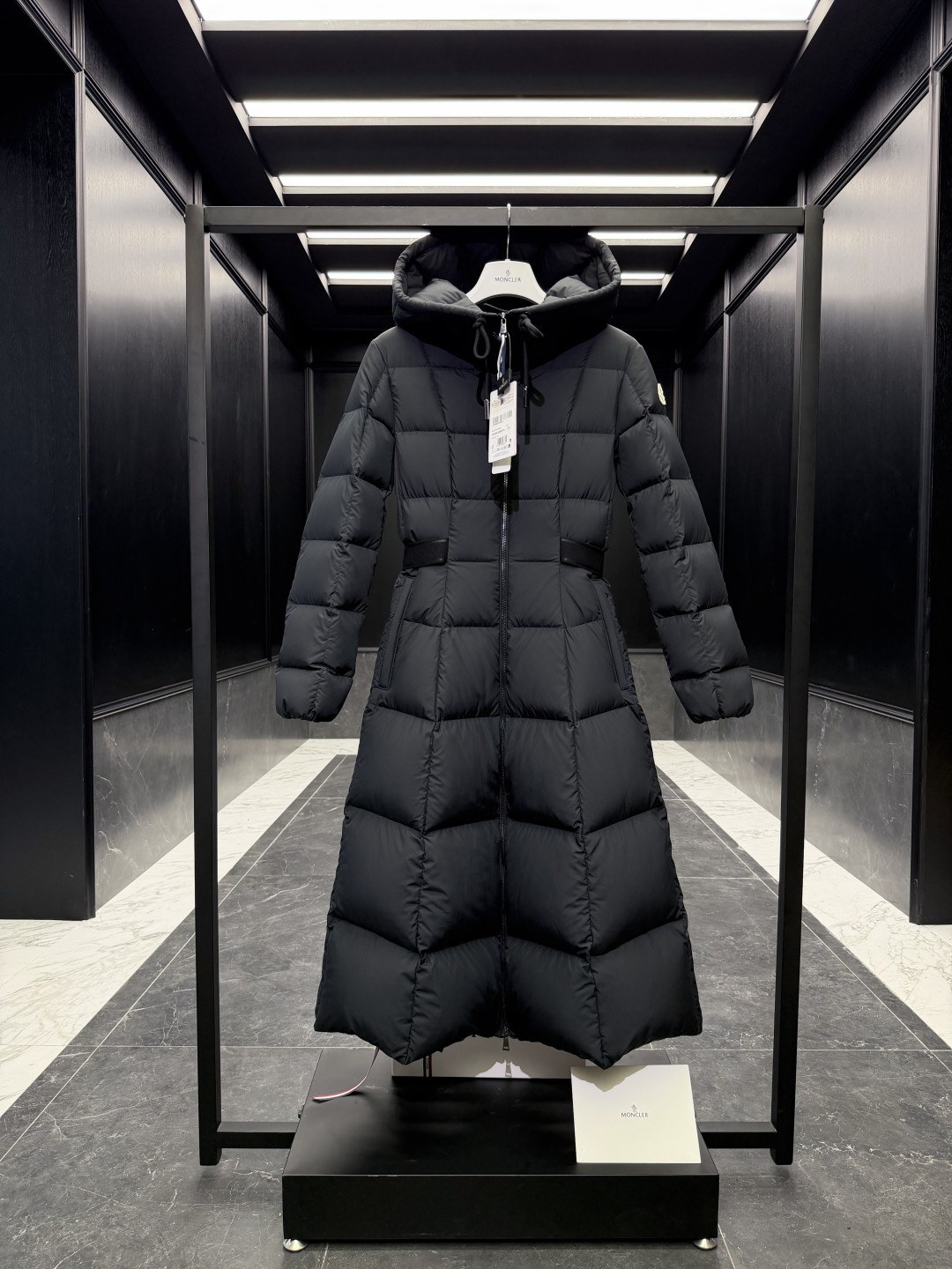 NO:600385,Special-grade down Moncler new winter product Faucon long style for women (special-grade correction. The plackets on the market are all reversed when looking at the pictures). The tag barcode model number corresponds to the official website. The tag has a built-in NFC inductor for anti-counterfeiting. This style has filling technology in the skirt. It is super velvet. A must-have item for princesses on the run.  Comes standard with a full set of counter gift box packaging. (Original airplane box, original shopping bag, original dust cover, original hanger, original thank you card, original ribbon, upgraded original oversized magnetic gift box.) Faucon women's long down interprets classic items with new proportions, showing impeccable fashion style. Product details Faucon long down is made of polyester fiber fabric, with a slender, wide-swing silhouette and waist design. Longue  The saison lining is lightweight and the three-dimensional hood adds the finishing touch to the style. Made of polyester fabric Longue saison lining Filled with down Adjustable hood Zipper closure Zipper pocket Elastic waist Logo patch Size: 0-3 Fairy style D00900,,skirts,down jacket,hats,alexander wang19860909特级羽绒Moncler 冬季新品 Faucon长款女士(特级修正.市面看图打版的门襟都做反了)吊牌条码款号对应官网一致,吊牌内置NFC电感防伪,此款填充技术在裙摆,超级费绒的一款）在逃公主必须要入的爆款. 标配全套柜台礼盒包装.（原版飞机盒,原版购物袋,原版防尘罩,原版衣架,原版感谢卡,原版丝带,升级原版超大磁吸礼盒.） Faucon女士长款羽绒以全新比例演绎经典单品,展现无可挑剔的时尚风格. 商品详情 Faucon长款羽绒采用聚酯纤维面料制成,具有修长宽摆廓形,收腰设计.Longue saison衬里质感轻盈,立体造型兜帽为款式增添点睛之笔. 采用聚酯纤维面料制成 Longue saison衬里 填充羽绒 可调节兜帽 拉链开合 拉链口袋 弹性腰部 标识贴片 Size: 0-3仙女款 D00900,,skirts,down jacket,hats,alexander wang,Men's clothing