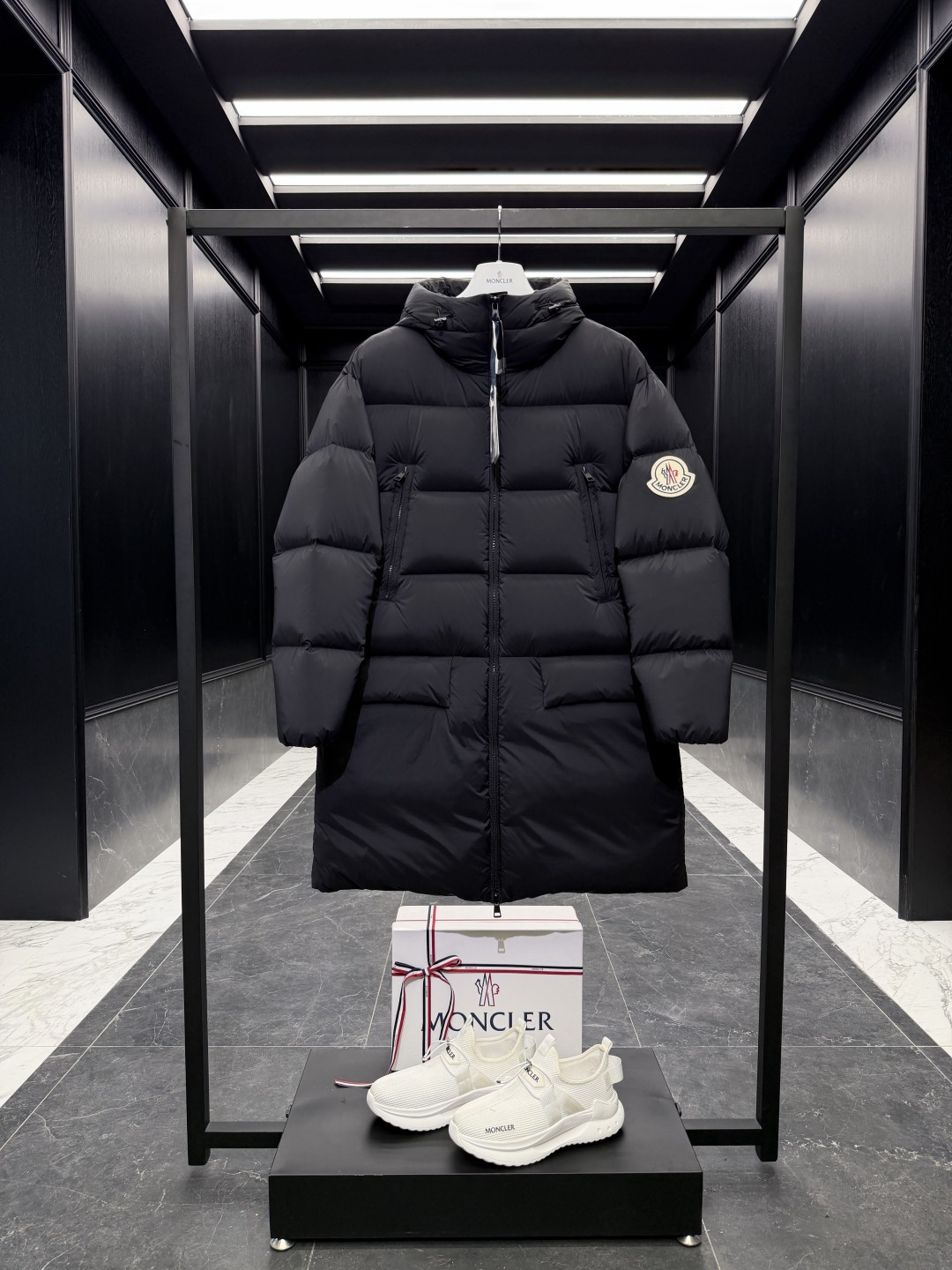 NO:600389,Moncler Bosona mid-length large felt badge down jacket. King explosive style. Good-looking upper body for both men and women. Imported white duck down filling. 850+ level 10 fill power. Don’t ask how many grams of filling, I can only answer that your clothes will explode if you fill it more. Standard full set of counter gift box packaging. (original airplane box, original shopping bag, original dust cover, original hanger, original thank you card, original ribbon, upgraded original oversized magnetic suction A special product with a complete barcode model number and consistent with the official website. The tag has built-in NFC electronic sensor anti-counterfeiting. It supports multiple anti-counterfeiting verifications. It distinguishes all low-end products. It specializes in treating obsessive-compulsive disorder customers with over-the-counter princess disease. You can get it if you are in high demand... This Bosona men's long down jacket combines Moncler's classic aesthetics, excellent performance and protective features. The Bosona long down jacket uses longue Made of saison fabric and designed with practical details, it combines warmth and protection. As a Moncler classic, this down jacket has a detachable hood and a front zipper placket that covers the windshield, which significantly improves the protective performance. Details Made of longue saison fabric Longue saison lining Filled with down Detachable hood Zipper and snap button closure Zippered pockets Sleeves with patch pockets Adjustable cuffs Drawstring hem Size1-5 Couple style D001080,,Moncler,jackets & coats,jackets & coats,down jacket,hats,alexander wang19860909蒙口.特级王炸Moncler Bosona中长款大号毛毡徽章羽绒外套.王炸爆款.男女上身都好看.进口白鸭绒填充.850+的10级蓬松度.别问填充多少克,我只能回答你在填充多一点衣服就炸了 标配全套柜台礼盒包装.（原版飞机盒,原版购物袋,原版防尘罩,原版衣架,原版感谢卡,原版丝带,升级原版超大磁吸 特级出品,条码款号齐全,对应官网一致.吊牌内置NFC电子感应防伪.支持多重防伪验证.区分一切低端乱做.专治强迫症的柜台控公主病的客户.高需求的你来就得了…… 这款Bosona男士长款羽绒夹克集Moncler经典美学、出色性能与防护特性于一身. Bosona长款羽绒夹克采用longue saison面料制成,搭配实用细节设计,保暖与防护兼备.作为Moncler经典之作,此羽绒服采用可拆卸兜帽,搭配覆盖挡风片的正面拉链门襟,防护性能显著提升. 详情 采用longue saison面料制成 Longue saison衬里 填充羽绒 可拆卸兜帽 拉链和按扣开合 拉链口袋 衣袖设有贴袋 可调节袖口 抽绳下摆 Size1-5 情侣款 D001080,,Moncler,jackets & coats,jackets & coats,down jacket,hats,alexander wang,Men's clothing