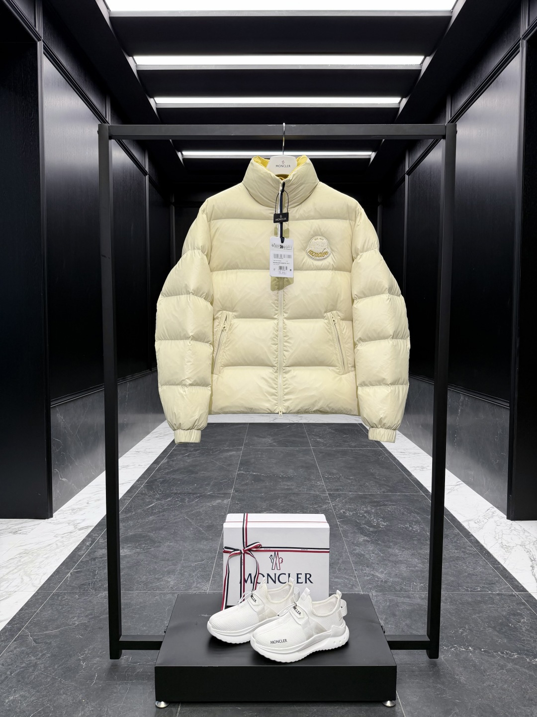 NO:628795,Special down Moncler 1952 European limited edition. Men's short down jacket. Filled with gooseneck. Extremely full and light. Original replacement fabric and original matching hardware. I won't go into details on the hardware. The material alone will be out of market currency for a few days. The barcode model number corresponds to the official website. The tag has built-in NFC inductor anti-counterfeiting. Supports multiple anti-counterfeiting verifications.  Comes standard with a full set of counter gift box packaging. (original machine box, original shopping bag, original dust-proof grass, original hanger, original thank you card, original ribbon, upgraded original oversized magnetic gift box.) 1952 This men's short down jacket is made of neat fabrics with a bold glossy surface. Product details 1952 down jacket is made of functional glossy nylon fabric, which is comfortable and warm without being heavy. The chenille logo patch highlights the brand essence. Details are made of super  Made of laqué fabric Nylon laqué lining Filled down Stand collar Zip and snap fastening Zippered pockets Adjustable cuffs Drawstring hem Chenille logo patch Size1-5 D00780,,jackets & coats,jackets & coats,down jacket,alexander wang19860909特级羽绒Moncler 1952欧洲限定款.男士短款羽绒夹克外套.鹅颈绒填充.极致饱满轻便. 原厂替换面料原厂配套五金.五金细节不多讲了,单材质就甩市面通货几天大街. 条码款号对应官网一致.吊牌内置NFC电感防伪.支持多重防伪验证. 标配全套柜台礼盒包装.（原版机盒,原版购物袋,原版防尘草,原版衣架,原版感谢卡,原版丝带,升级原版超大磁吸礼盒.） 1952此款男士短款羽绒夹克采用利落面料制成,呈现大胆的光泽表面. 商品详情 1952羽绒夹克采用功能性亮面尼龙面料制成,舒适保暖而不显厚重.雪尼尔标识贴片彰显品牌精髓. 细节 采用super laqué面料制成 Nylon laqué衬里 填充羽绒 立领 拉链和按扣开合 拉链口袋 可调节袖口 抽绳下摆 雪尼尔标识贴片 Size1-5 D00780,,jackets & coats,jackets & coats,down jacket,alexander wang,Men's clothing