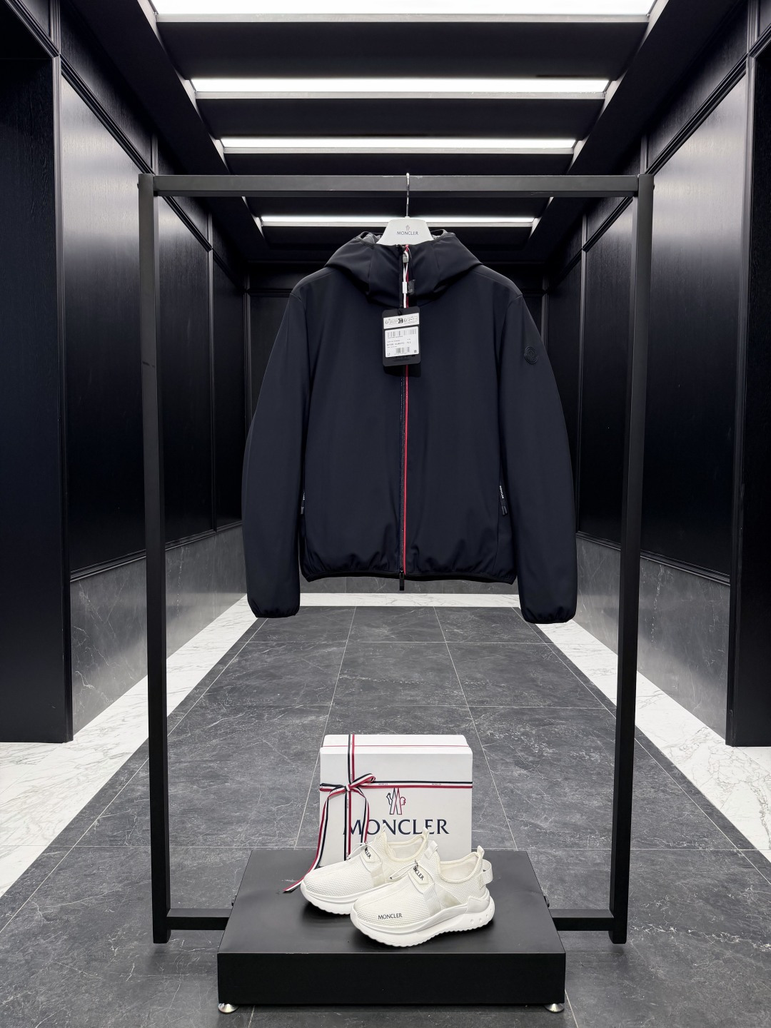 NO:597980,Special down Moncler Batisse men's hooded short down jacket. Original purchased and developed, filled with goose down. The barcode model number is complete and consistent with the official website. The tag has built-in NFC electronic induction anti-counterfeiting. It supports multiple anti-counterfeiting verifications. Here I would like to talk about the fabrics, original replacement fabrics, technological fabrics, natural anti-wrinkles, anti-watering, and special functional fabrics. No need to iron when receiving, it is the effect of my real shot. Customers with high demand for fabrics come to buy this.  Comes standard with a full set of counter gift box packaging. (Original machine box, original shopping bag, original dust-proof grass, original hanger, original thank you card, original ribbon, upgraded original oversized magnetic gift box.) The Batisse down jacket is specially designed for modern men who value functionality and beauty. A perfect selection.  The Batisse Down Jacket is a men's collection piece that combines cutting-edge fabrics with streamlined silhouettes. Short in length, it's made from durable softshell material that repels wind and provides functional protection. Discreet reflective details at the zipper. Details Made of soft shell léger Polyester lining Hood Filled with down Zip closure Zippered pockets Size1-5 Black/Red,,jackets & coats,jackets & coats,down jacket,hats,alexander  wang19860909特级羽绒Moncler Batisse男士连帽短款羽绒夹克外套.原版购入开发,鹅绒填充.条码款号齐全,对应官网一致.吊牌内置NFC电子感应防伪.支持多重防伪验证. 这里要特别说一下面料,原厂替换面料,科技面料,自然抗褶皱,防浇水,特殊功能性面料.收到无需熨烫就是我实拍的效果.对面料高需求的客户来入这款. 标配全套柜台礼盒包装.（原版机盒,原版购物袋,原版防尘草,原版衣架,原版感谢卡,原版丝带,升级原版超大磁吸礼盒.） Batisse羽绒夹克专为注重功能性和美观的现代男士设计. 臻选单品 Batisse羽绒夹克是男士系列的单品,融合前沿面料和流线型廓形.短款设计,采用耐久的软壳材料制成,提供拒风和功能性保护.拉链处点缀低调的反光细节. 详细信息 采用柔软shell léger面料制成 聚酯纤维衬里 兜帽 填充羽绒 拉链开合 拉链口袋 Size1-5 黑色/红色,,jackets & coats,jackets & coats,down jacket,hats,alexander wang,Men's clothing