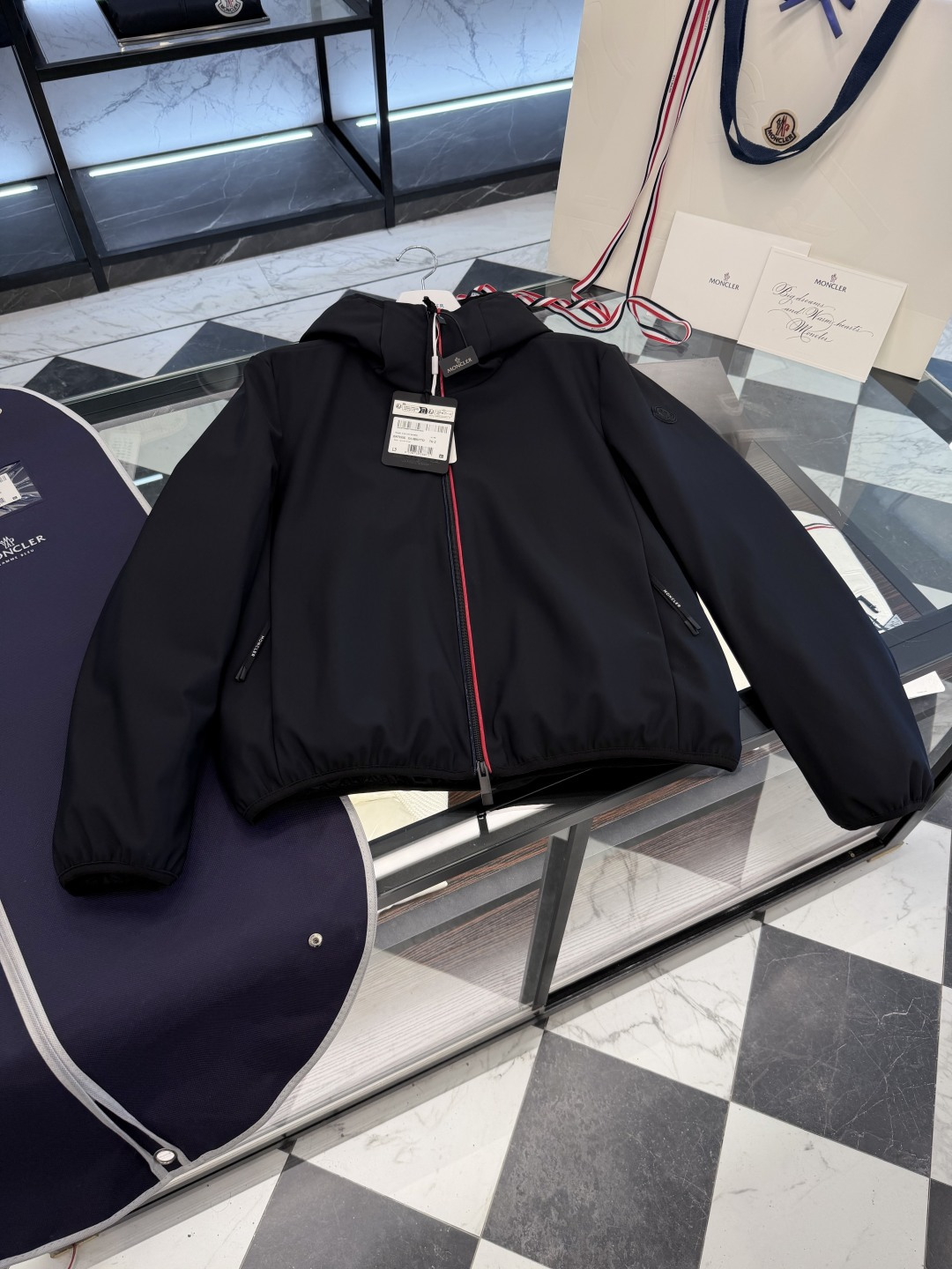 NO:597982,Moncler Batisse men's hooded short down jacket. Technical fabric, no ironing required, naturally anti-wrinkle, super neatness. More details in real photos.,,jackets & coats,jackets & coats,down jacket,hats,alexander wang19860909Moncler Batisse男士连帽短款羽绒夹克外套.科技面料,无需熨烫,自然抗褶皱,超强工整度.更多细节实拍.,,jackets & coats,jackets & coats,down jacket,hats,alexander wang,Men's clothing