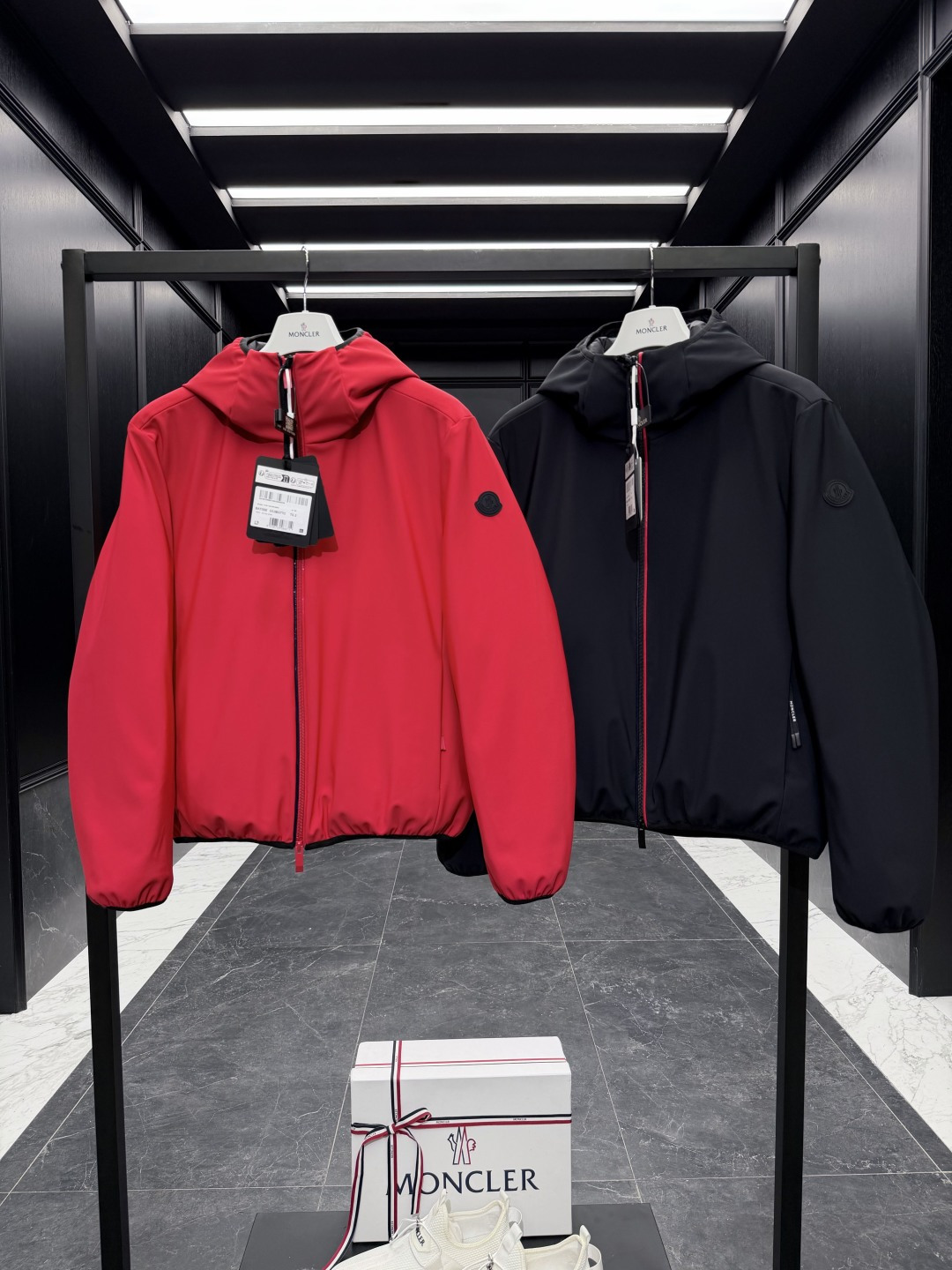 Moncler Batisse男士连帽短款羽绒夹克外套.科技面料,无需熨烫,自然抗褶皱,超强工整度.两色
