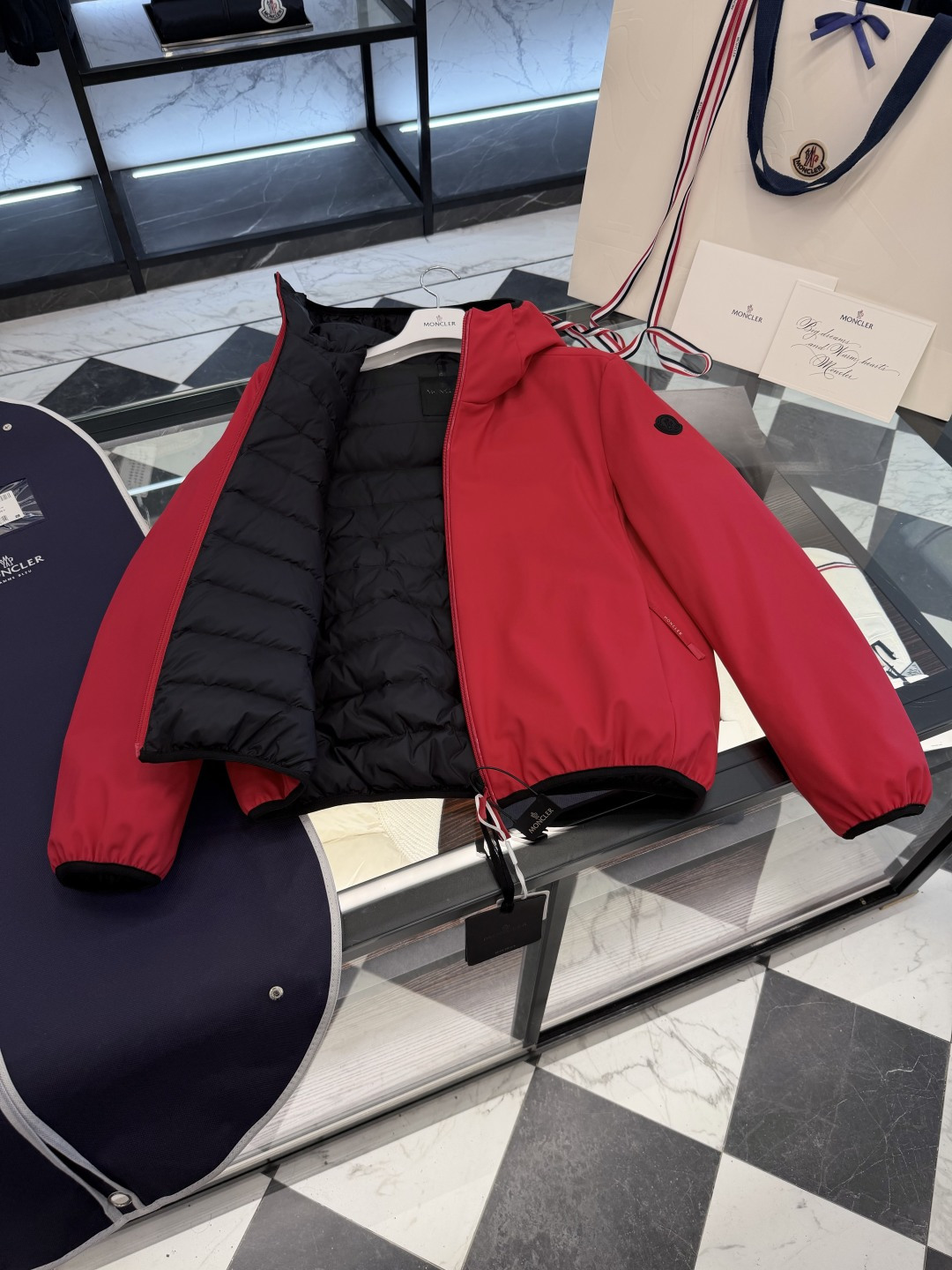 Moncler Batisse男士连帽短款羽绒夹克外套.科技面料,无需熨烫,自然抗褶皱,超强工整度.更多