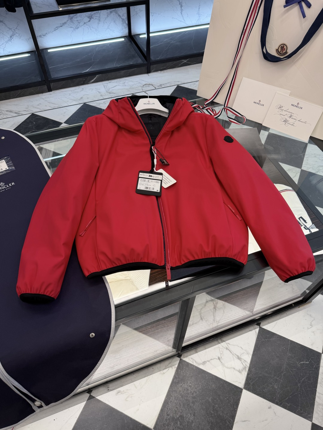 Moncler Batisse男士连帽短款羽绒夹克外套.科技面料,无需熨烫,自然抗褶皱,超强工整度.更多