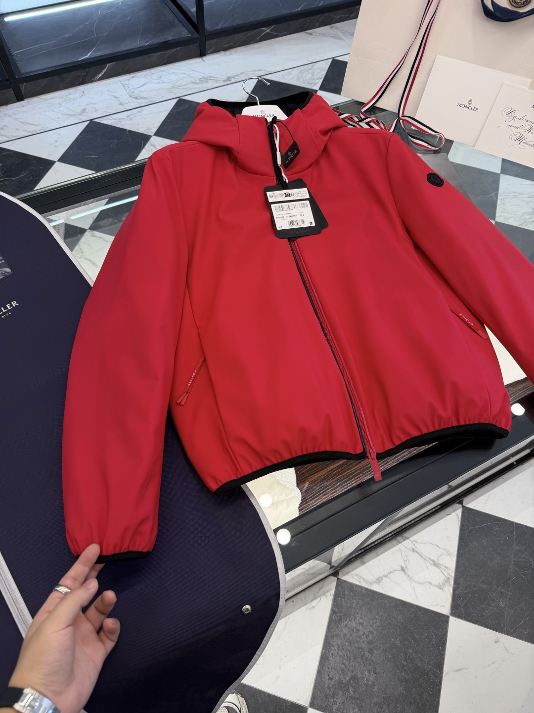 Moncler Batisse男士连帽短款羽绒夹克外套.科技面料,无需熨烫,自然抗褶皱,超强工整度.更多