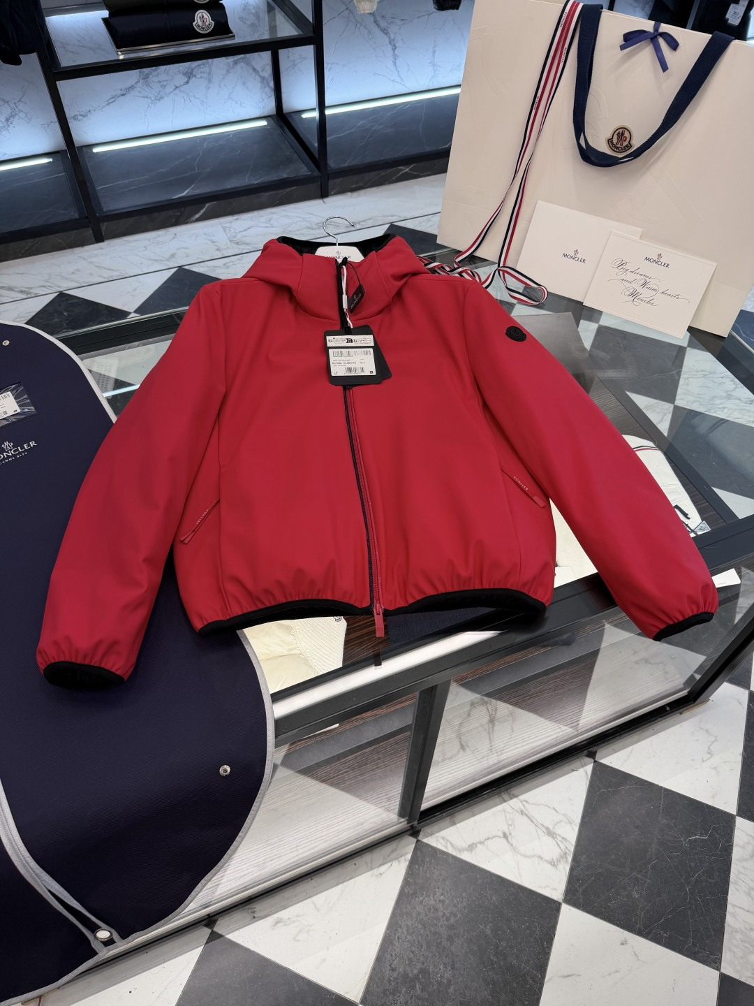 Moncler Batisse男士连帽短款羽绒夹克外套.科技面料,无需熨烫,自然抗褶皱,超强工整度.更多