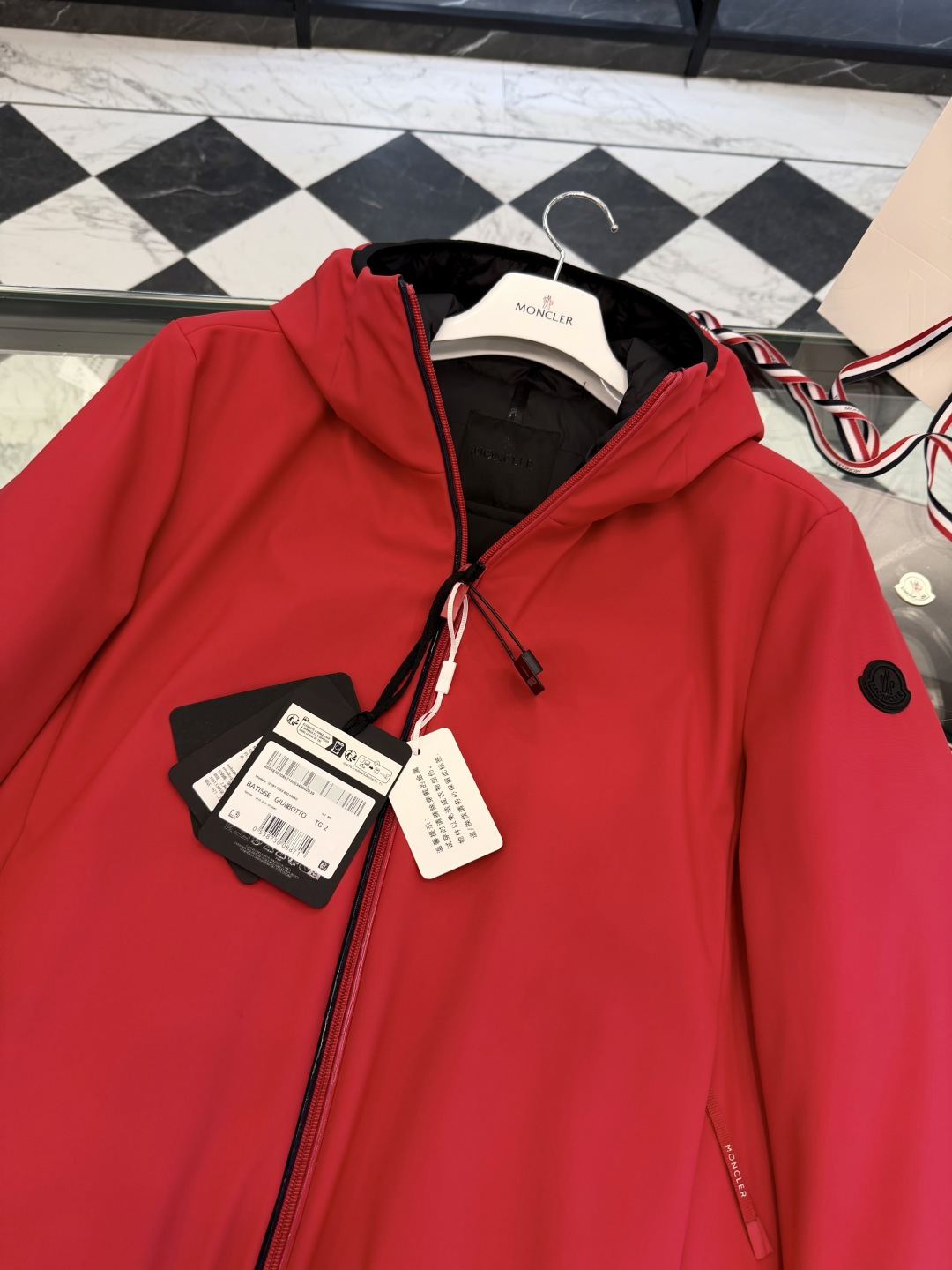 Moncler Batisse男士连帽短款羽绒夹克外套.科技面料,无需熨烫,自然抗褶皱,超强工整度.更多