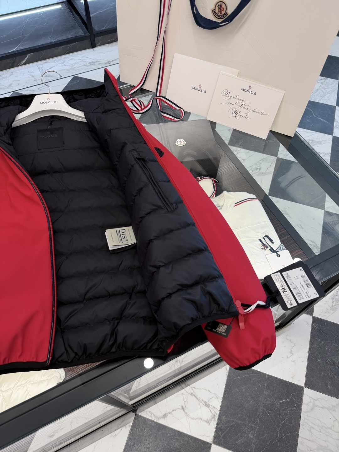 Moncler Batisse男士连帽短款羽绒夹克外套.科技面料,无需熨烫,自然抗褶皱,超强工整度.更多