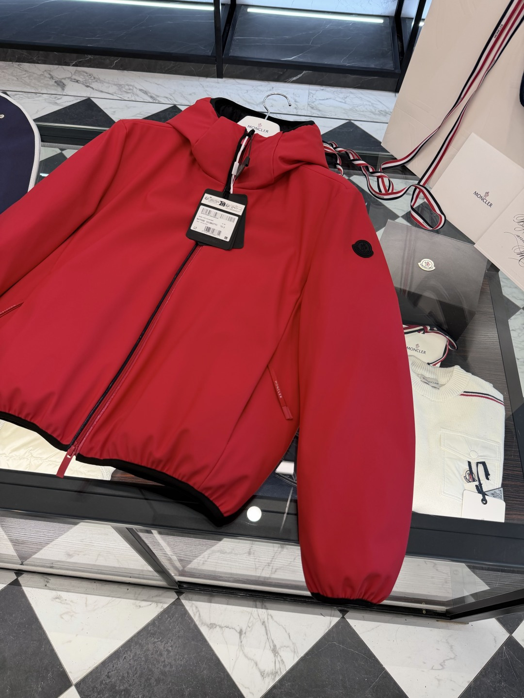 Moncler Batisse男士连帽短款羽绒夹克外套.科技面料,无需熨烫,自然抗褶皱,超强工整度.更多