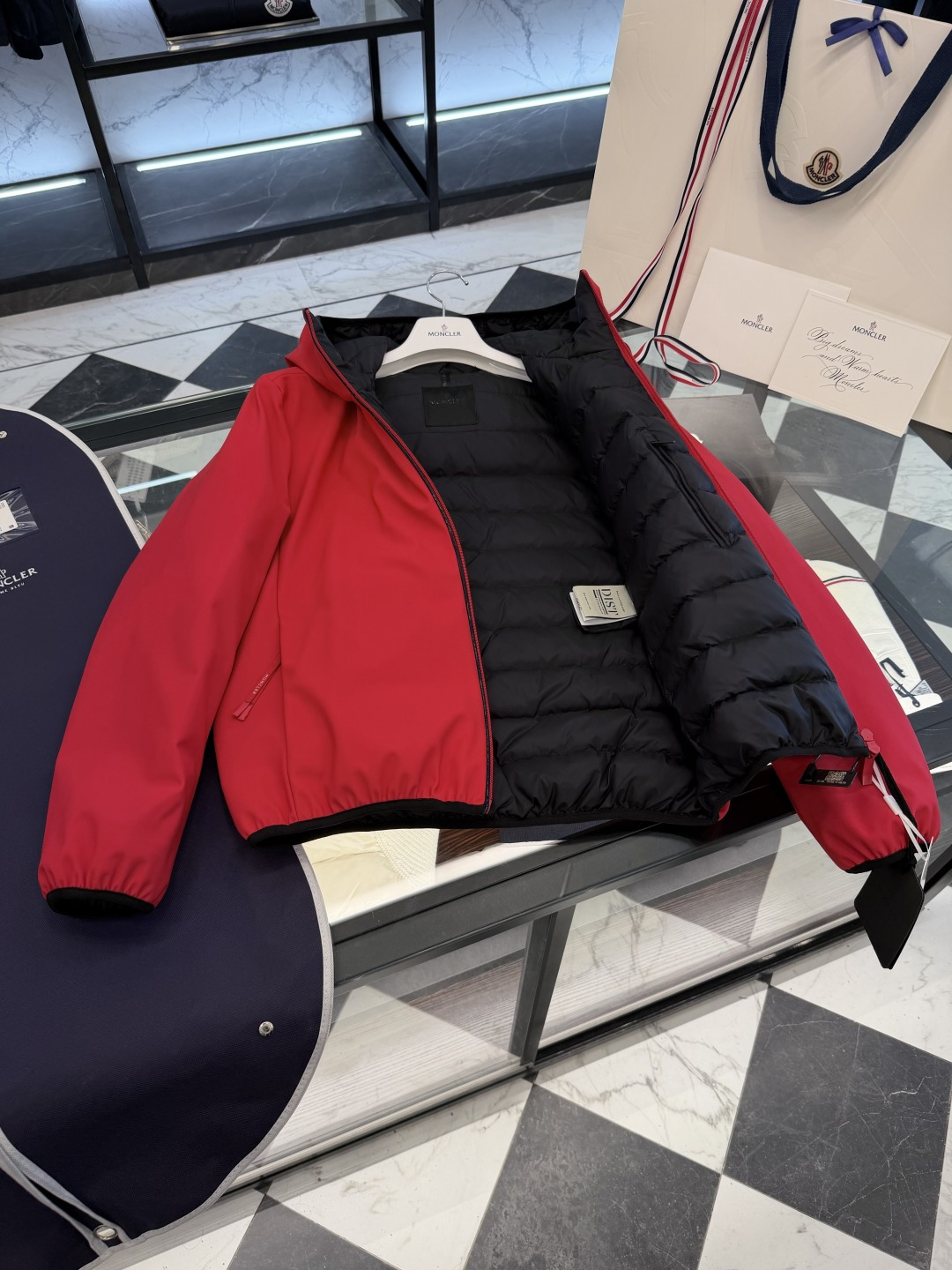 Moncler Batisse男士连帽短款羽绒夹克外套.科技面料,无需熨烫,自然抗褶皱,超强工整度.更多