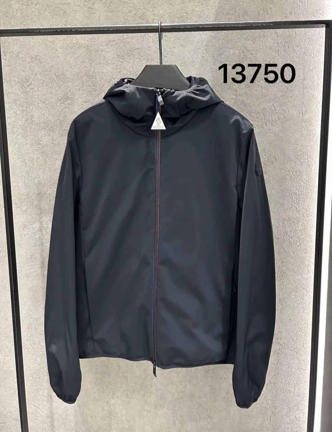 Moncler Batisse男士连帽短款羽绒夹克外套.柜台实拍参考.