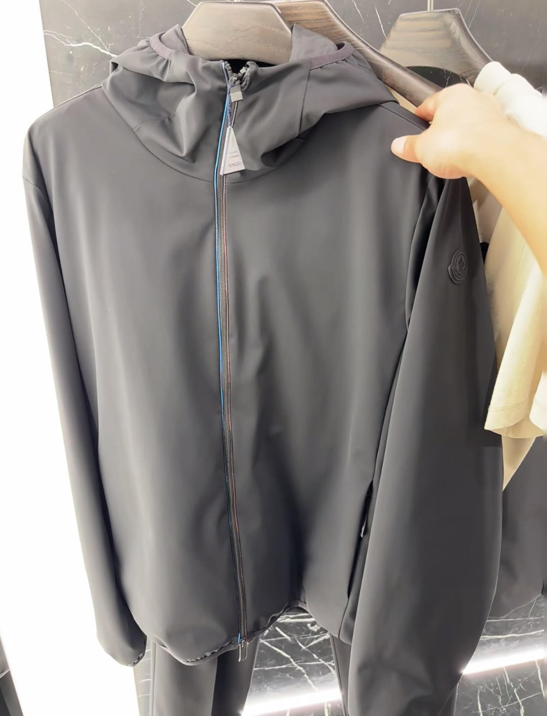 Moncler Batisse男士连帽短款羽绒夹克外套.柜台实拍参考.