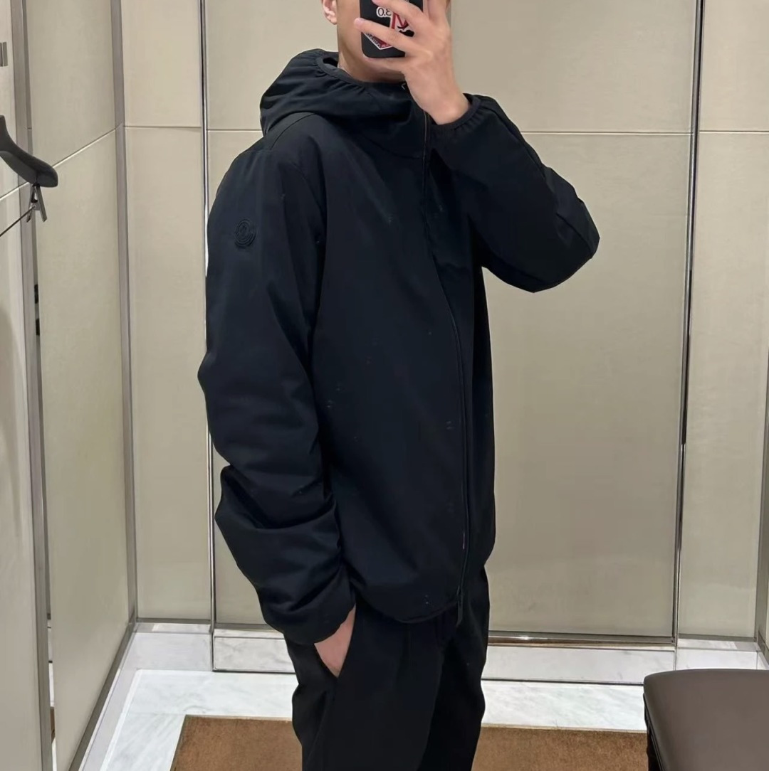 上身效果｜Moncler Batisse男士连帽短款羽绒夹克外套.科技面料,自然抗褶皱.