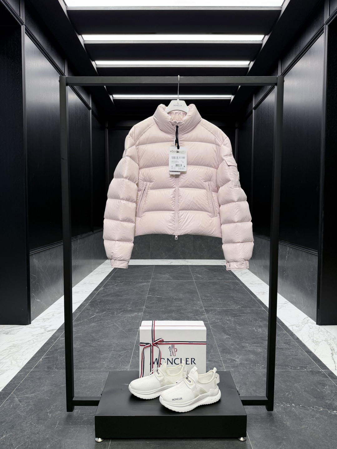 NO:600380,Special down Moncler Petra women's short down jacket set. 2025 new hot product push. Sorry I'm late, the fabric color has been matched countless times, and the real sense is 0 color difference push. Duck down original replacement fabric and original matching hardware. The barcode model number corresponds to the official website. The tag has built-in NFC inductor anti-counterfeiting. Supports multiple anti-counterfeiting verifications.  Comes standard with a full set of counter gift box packaging. (original machine box, original shopping bag, original dustproof grass, original hanger, original thank you card, original ribbon, upgraded original oversized magnetic gift box.) Petra women's short down jacket has a glossy texture and is a bold piece for the cold weather wardrobe. Product details Petra short down jacket uses super  Made from laqué fabric, a new take on a basic design. This functional nylon fabric is lightweight and has a gorgeous lustrous finish. Modern slim fit for effortless feminine style. Details Made of super laqué fabric Super laqué lining Filled with down Zip closure Zippered pockets Press buttons on sleeve pockets Drawstring hem Size1-4 Black/Gouache/Cream White Fairy D00650,,jackets & coats,down jacket,alexander  wang19860909特级羽绒Moncler Petra女士短款羽绒夹克套.2025全新爆款推送.对不起我来晚了,面料对色对了无数次,真正意义上的0色差推送.鸭绒原厂替换面料原厂配套五金. 条码款号对应官网一致.吊牌内置NFC电感防伪.支持多重防伪验证. 标配全套柜台礼盒包装.（原版机盒,原版购物袋,原版防尘草,原版衣架,原版感谢卡,原版丝带,升级原版超大磁吸礼盒.） Petra女士短款羽绒夹克具有光泽质感,是寒冷天气衣橱的大胆单品. 商品详情 Petra短款羽绒夹克采用super laqué面料制成,焕新诠释基础款设计.这种功能性尼龙面料质地轻盈,具有华丽的光泽饰面.现代修身版型设计,轻松展现柔美风格. 细节 采用super laqué面料制成 Super laqué衬里 填充羽绒 拉链开合 拉链口袋 衣袖口袋设有按扣 抽绳下摆 Size1-4 黑色/水粉/奶白 仙女款 D00650,,jackets & coats,down jacket,alexander wang,Men's clothing