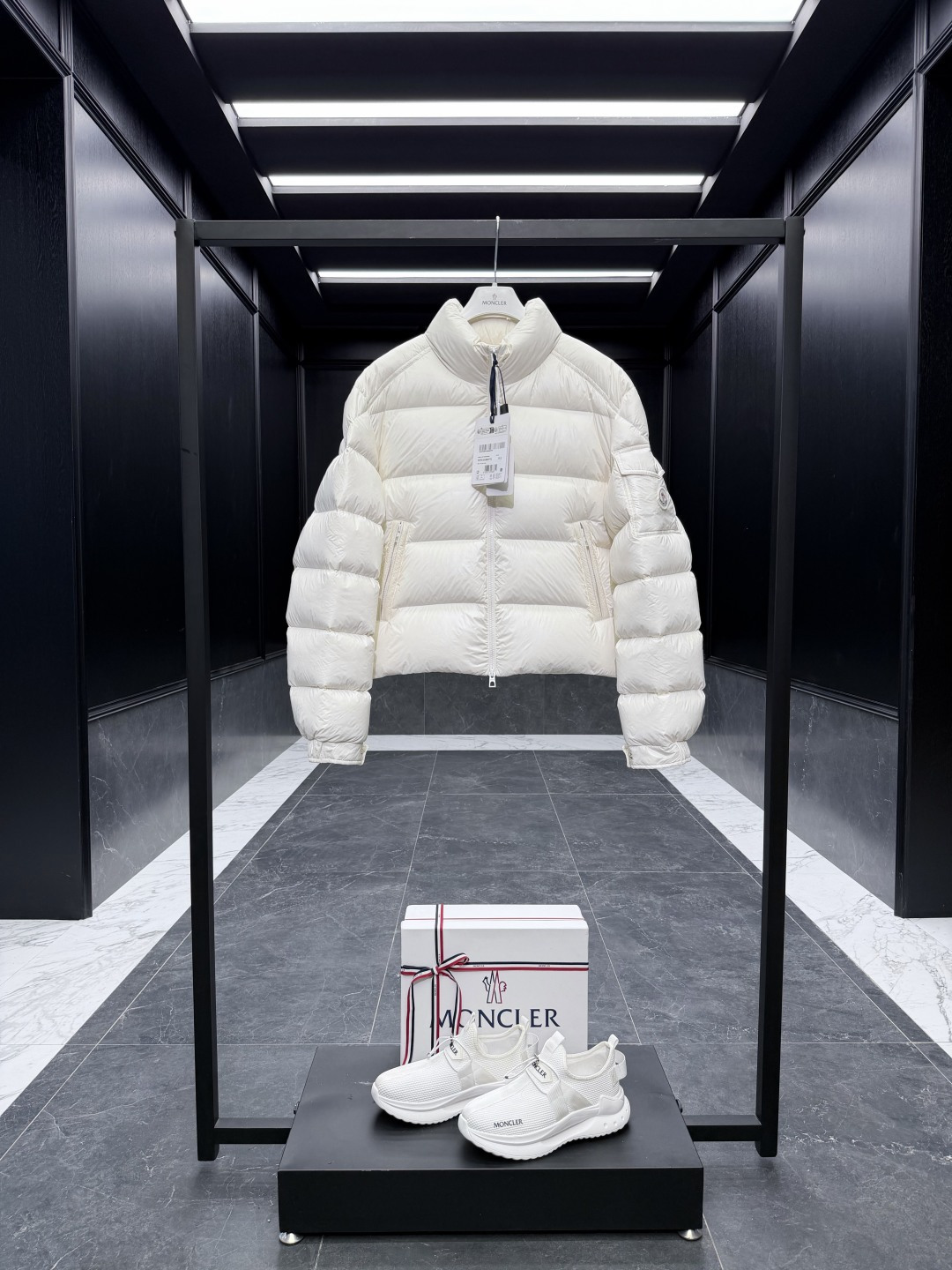 NO:600383,Special down Moncler Petra women's short down jacket set. 2025 new hot product push. Sorry I'm late, the fabric color has been matched countless times, and the real sense is 0 color difference push. Duck down filling original replacement fabric original matching hardware. The barcode model number corresponds to the official website. The tag has built-in NFC inductor anti-counterfeiting. Supports multiple anti-counterfeiting verifications.  Comes standard with a full set of counter gift box packaging. (original machine box, original shopping bag, original dustproof grass, original hanger, original thank you card, original ribbon, upgraded original oversized magnetic gift box.) Petra women's short down jacket has a glossy texture and is a bold piece for the cold weather wardrobe. Product details Petra short down jacket uses super  Made from laqué fabric, a new take on a basic design. This functional nylon fabric is lightweight and has a gorgeous lustrous finish. Modern slim fit for effortless feminine style. Details Made of super laqué fabric Super laqué lining Filled with down Zip closure Zippered pockets Press buttons on sleeve pockets Drawstring hem Size1-4 Black/Gouache/Cream White Fairy D00650,,jackets & coats,down jacket,alexander  wang19860909特级羽绒Moncler Petra女士短款羽绒夹克套.2025全新爆款推送.对不起我来晚了,面料对色对了无数次,真正意义上的0色差推送.鸭绒填充原厂替换面料原厂配套五金. 条码款号对应官网一致.吊牌内置NFC电感防伪.支持多重防伪验证. 标配全套柜台礼盒包装.（原版机盒,原版购物袋,原版防尘草,原版衣架,原版感谢卡,原版丝带,升级原版超大磁吸礼盒.） Petra女士短款羽绒夹克具有光泽质感,是寒冷天气衣橱的大胆单品. 商品详情 Petra短款羽绒夹克采用super laqué面料制成,焕新诠释基础款设计.这种功能性尼龙面料质地轻盈,具有华丽的光泽饰面.现代修身版型设计,轻松展现柔美风格. 细节 采用super laqué面料制成 Super laqué衬里 填充羽绒 拉链开合 拉链口袋 衣袖口袋设有按扣 抽绳下摆 Size1-4 黑色/水粉/奶白 仙女款 D00650,,jackets & coats,down jacket,alexander wang,Men's clothing